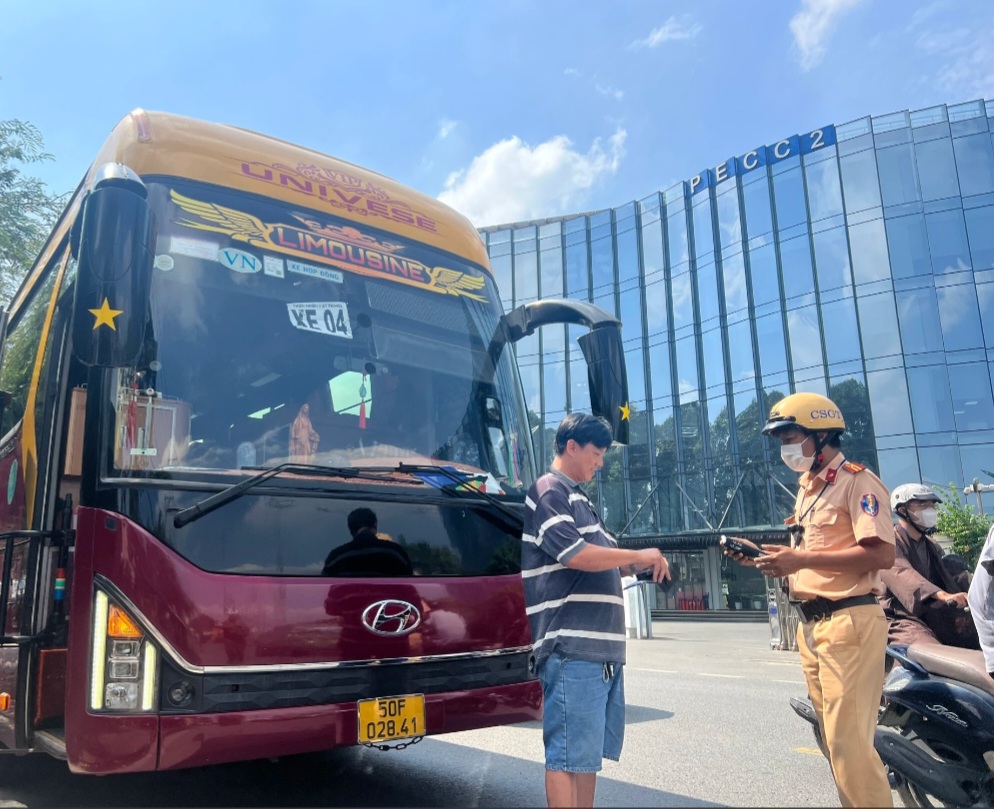 Côngan TP.Thủ Đức xử lý 28 trường hợp vi phạm nồng độ cồn trong 3 ngày Tết- Ảnh 2. Côngan TP.Thủ Đức xử lý 28 trường hợp vi phạm nồng độ cồn trong 3 ngày Tết- Ảnh 2.