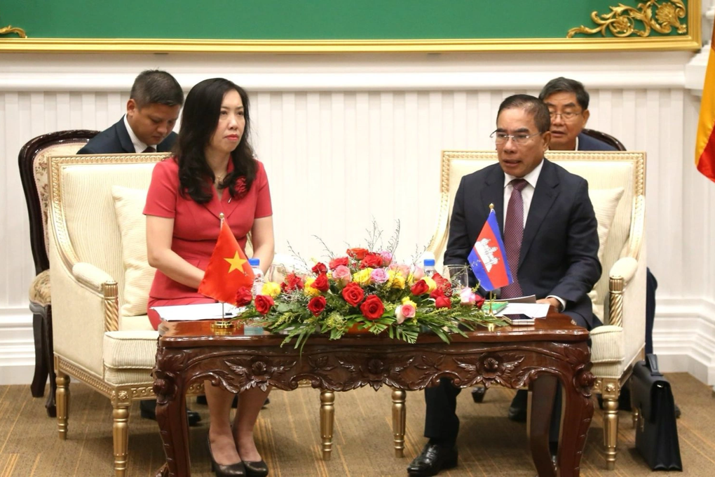Thứ trưởng Bộ Ngoại giao Lê Thị Thu Hằng thăm và làm việc tại Campuchia - 2 Thứ trưởng Bộ Ngoại giao Lê Thị Thu Hằng thăm và làm việc tại Campuchia - 2