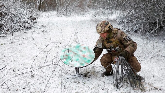 Lính Ukraine sử dụng thiết bị vệ tinh Starlink ở Kreminna ngày 6/1/2023. Ảnh: Reuters