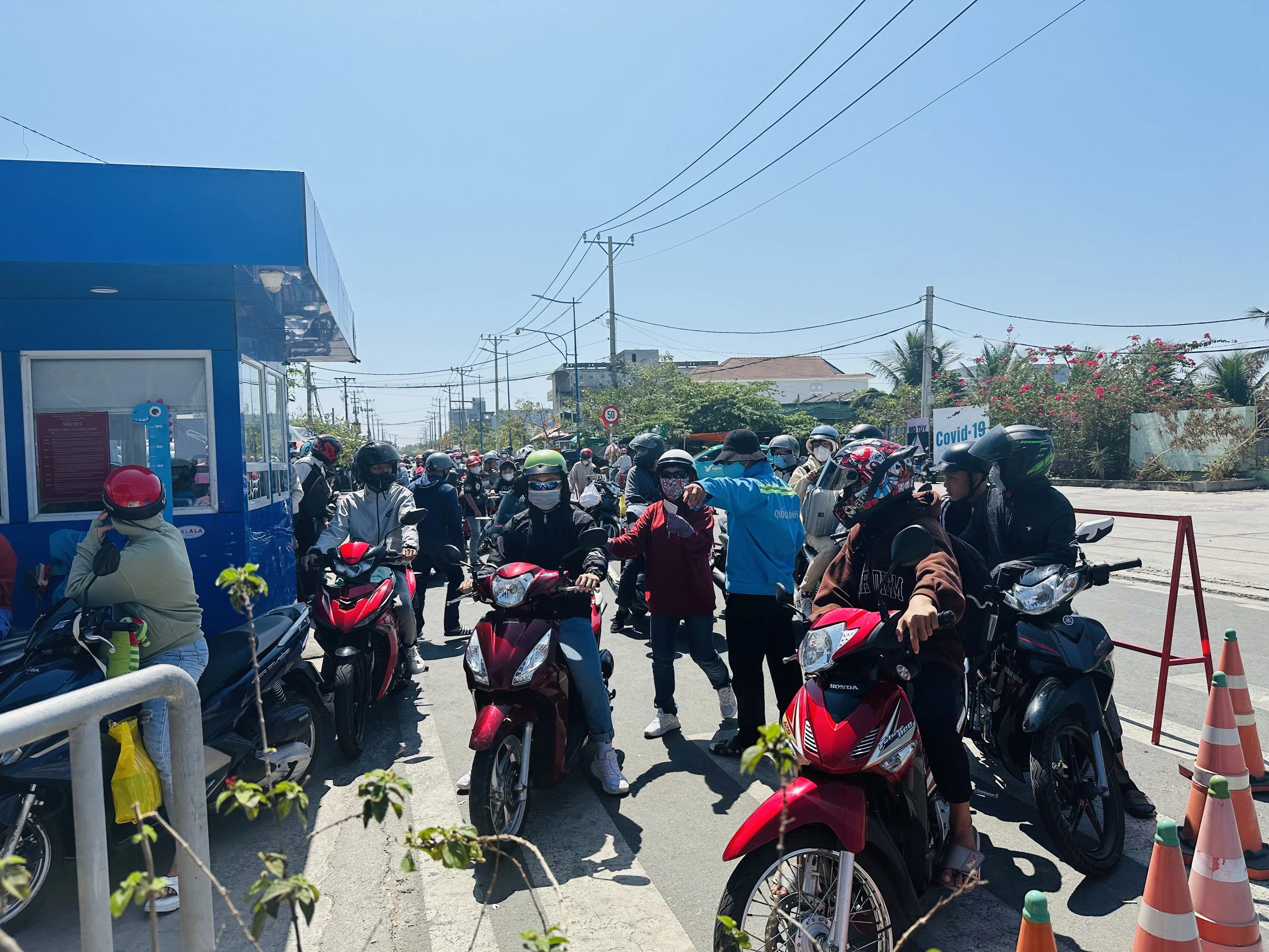 Mùng 3 Tết, người dân vi vu bằng xe máy du xuân qua phà biển Cần Giờ sang Vũng Tàu- Ảnh 2. Mùng 3 Tết, người dân vi vu bằng xe máy du xuân qua phà biển Cần Giờ sang Vũng Tàu- Ảnh 2.