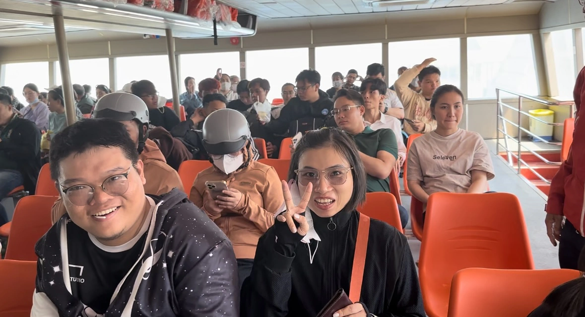 Mùng 3 Tết, người dân vi vu bằng xe máy du xuân qua phà biển Cần Giờ sang Vũng Tàu- Ảnh 5. Mùng 3 Tết, người dân vi vu bằng xe máy du xuân qua phà biển Cần Giờ sang Vũng Tàu- Ảnh 5.