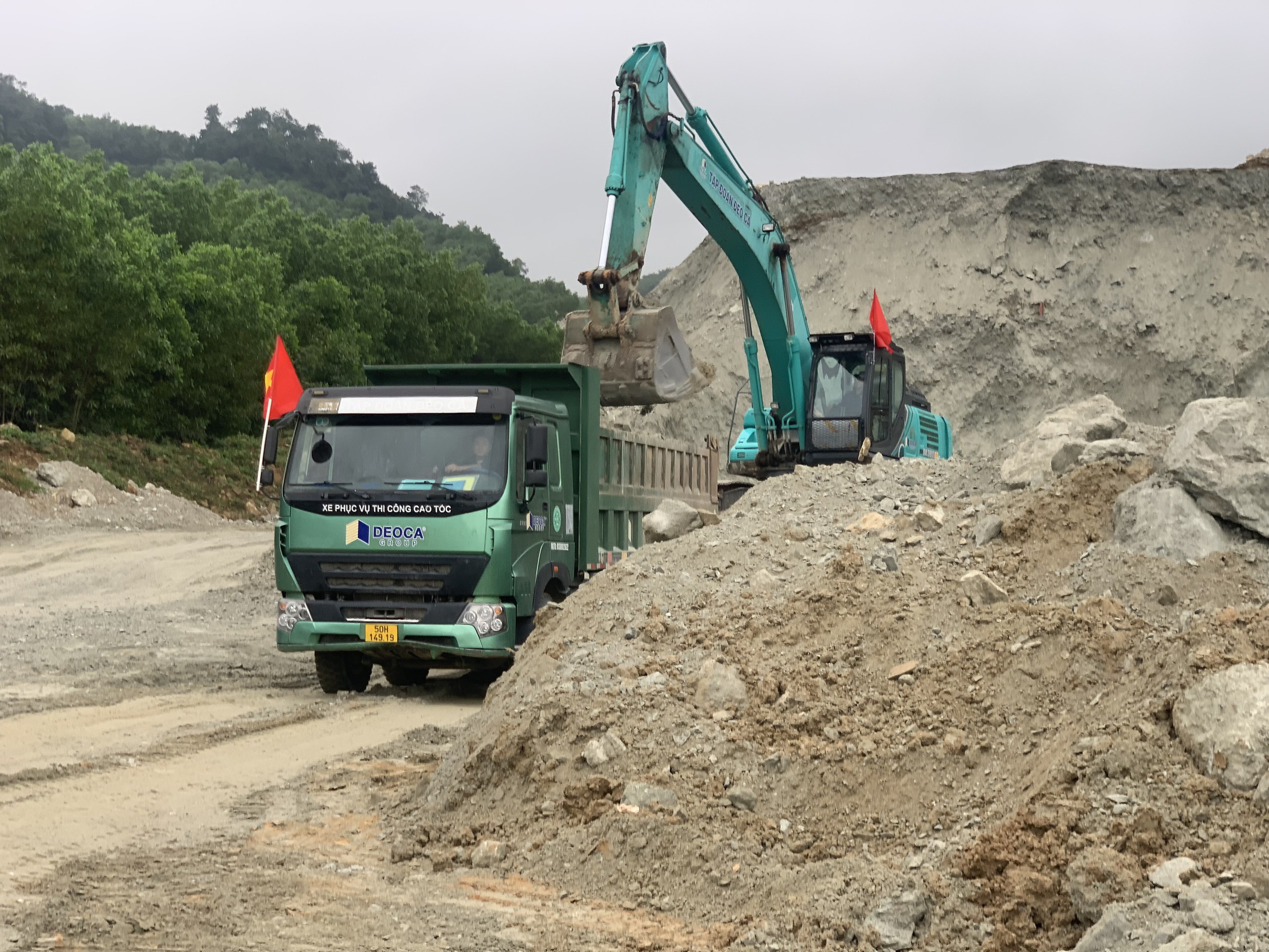 Gần 500 công nhân làm việc xuyên tết tại cao tốc Quảng Ngãi - Hoài Nhơn- Ảnh 3. Gần 500 công nhân làm việc xuyên tết tại cao tốc Quảng Ngãi - Hoài Nhơn- Ảnh 3.