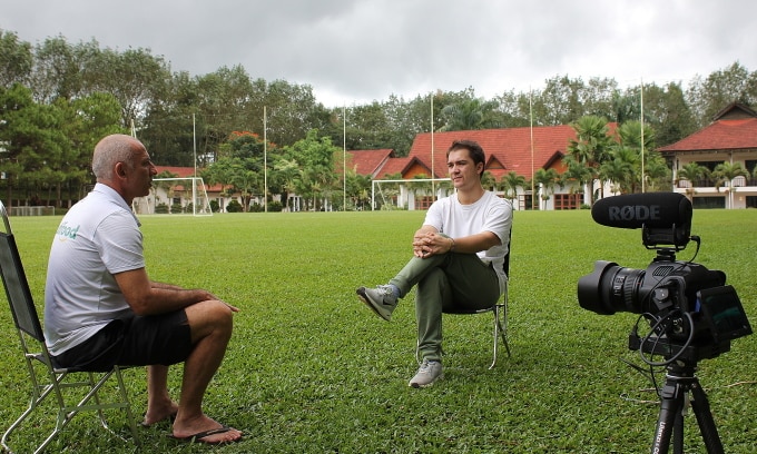 Francois phỏng vấn Guillaume Graechen - HLV người Pháp làm đào tạo trẻ ở Việt Nam từ năm 2007. Ảnh: NVCC