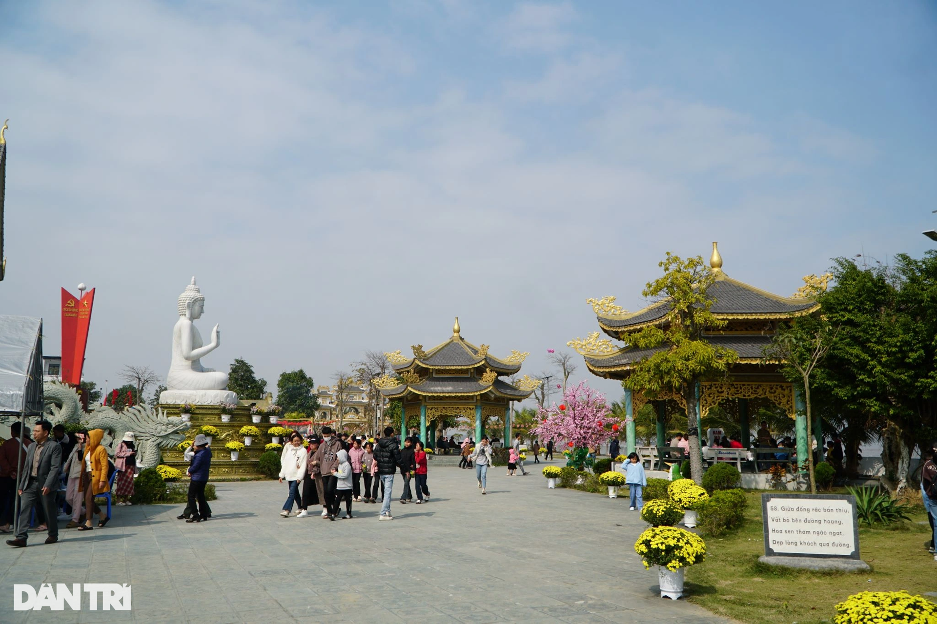 Du khách rải tiền lẻ vào bộ xương cá voi ở ngôi chùa thiêng nơi cửa biển - 2 Du khách rải tiền lẻ vào bộ xương cá voi ở ngôi chùa thiêng nơi cửa biển - 2