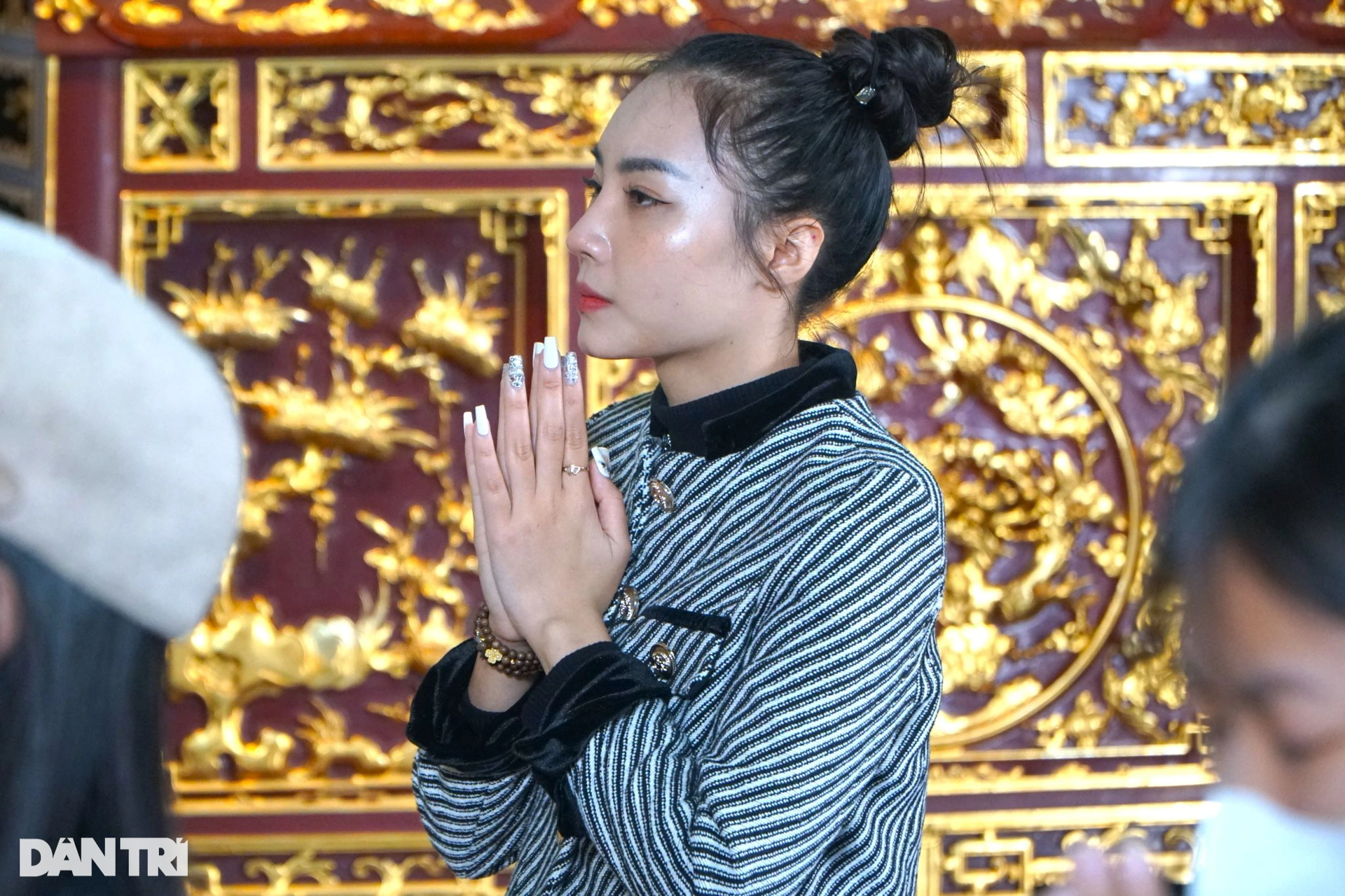 Du khách rải tiền lẻ vào bộ xương cá voi ở ngôi chùa thiêng nơi cửa biển - 4 Du khách rải tiền lẻ vào bộ xương cá voi ở ngôi chùa thiêng nơi cửa biển - 4