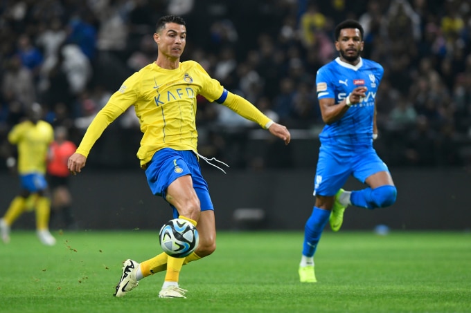 Cristiano Ronaldo của Al Nassr đi bóng trong trận chung kết Riyadh Season Cup 2024 gặp Al Hilal trên sân Kingdom tại Riyadh, Arab Saudi ngày 8/2/2024. Ảnh: AP