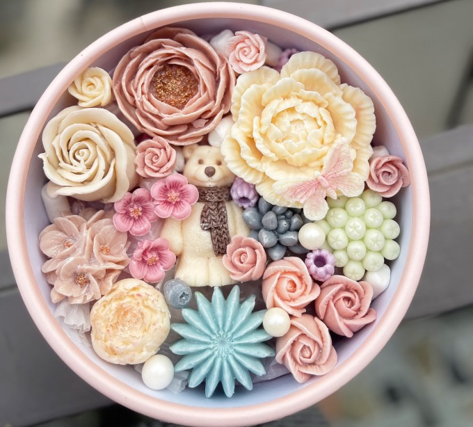 Hộp chocolate hình bông hoa và con gấu cũng được nhiều khách ưa chuộng. Ảnh: Phan Linh
