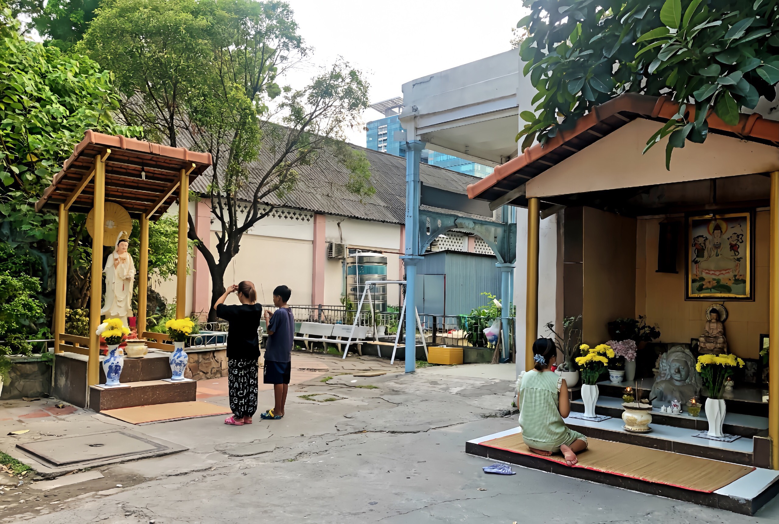 Góc nhỏ tâm linh nơi bệnh viện, bệnh nhân đến cầu nguyện năm mới khỏe mạnh- Ảnh 3. Góc nhỏ tâm linh nơi bệnh viện, bệnh nhân đến cầu nguyện năm mới khỏe mạnh- Ảnh 3.
