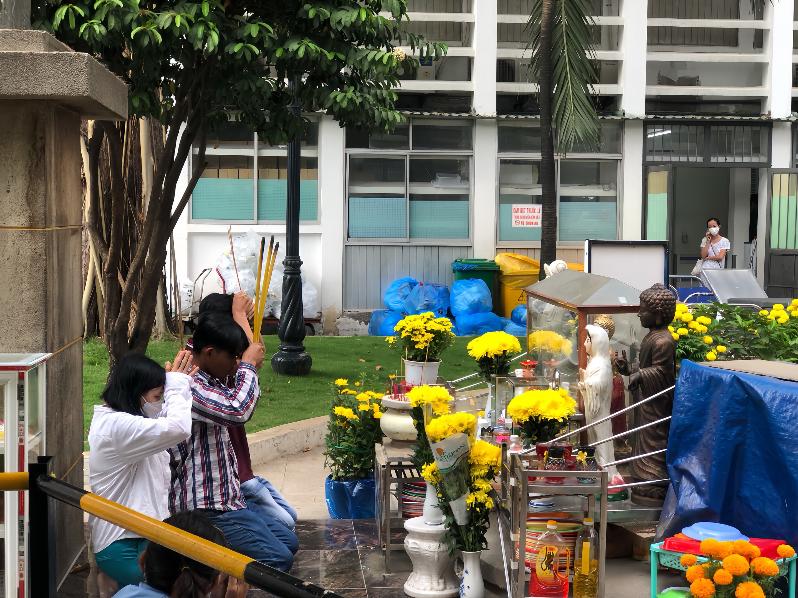 Góc nhỏ tâm linh nơi bệnh viện, bệnh nhân đến cầu nguyện năm mới khỏe mạnh- Ảnh 4. Góc nhỏ tâm linh nơi bệnh viện, bệnh nhân đến cầu nguyện năm mới khỏe mạnh- Ảnh 4.