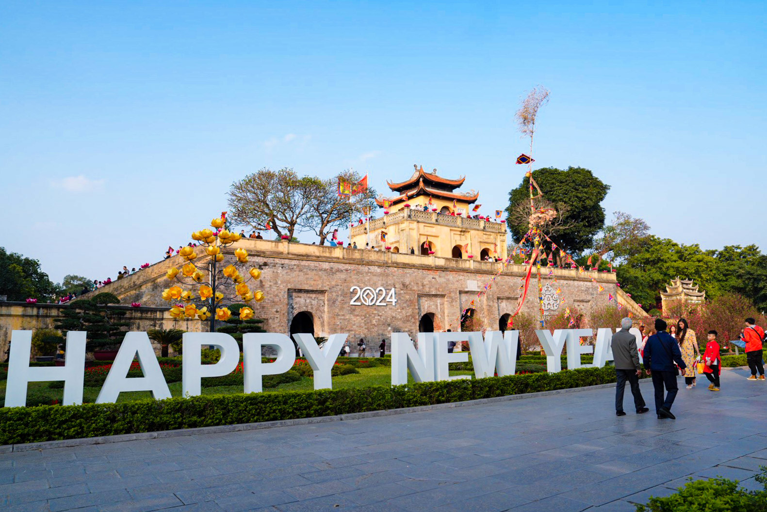Hàng vạn người du xuân tại Hoàng thành Thăng Long- Ảnh 5. Hàng vạn người du xuân tại Hoàng thành Thăng Long- Ảnh 5.