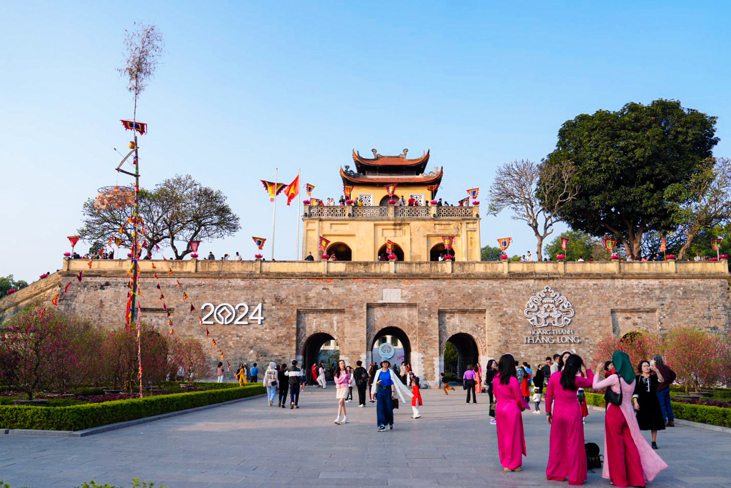 Hàng vạn người du xuân tại Hoàng thành Thăng Long- Ảnh 6. Hàng vạn người du xuân tại Hoàng thành Thăng Long- Ảnh 6.