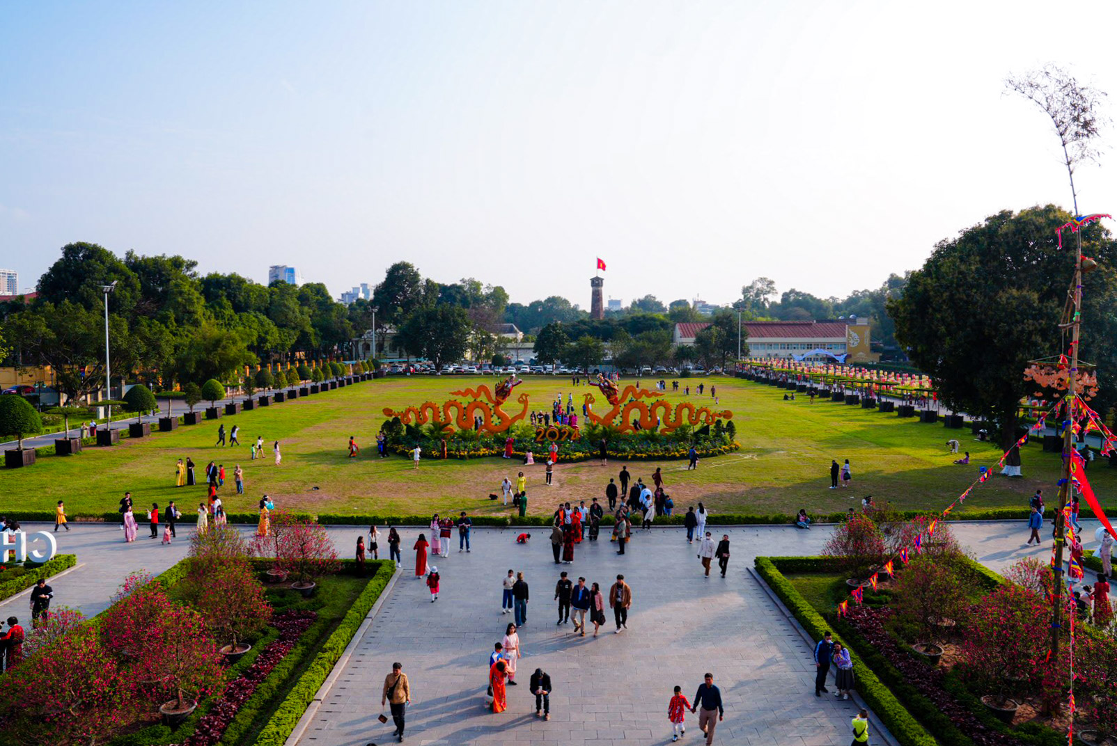 Hàng vạn người du xuân tại Hoàng thành Thăng Long- Ảnh 7. Hàng vạn người du xuân tại Hoàng thành Thăng Long- Ảnh 7.