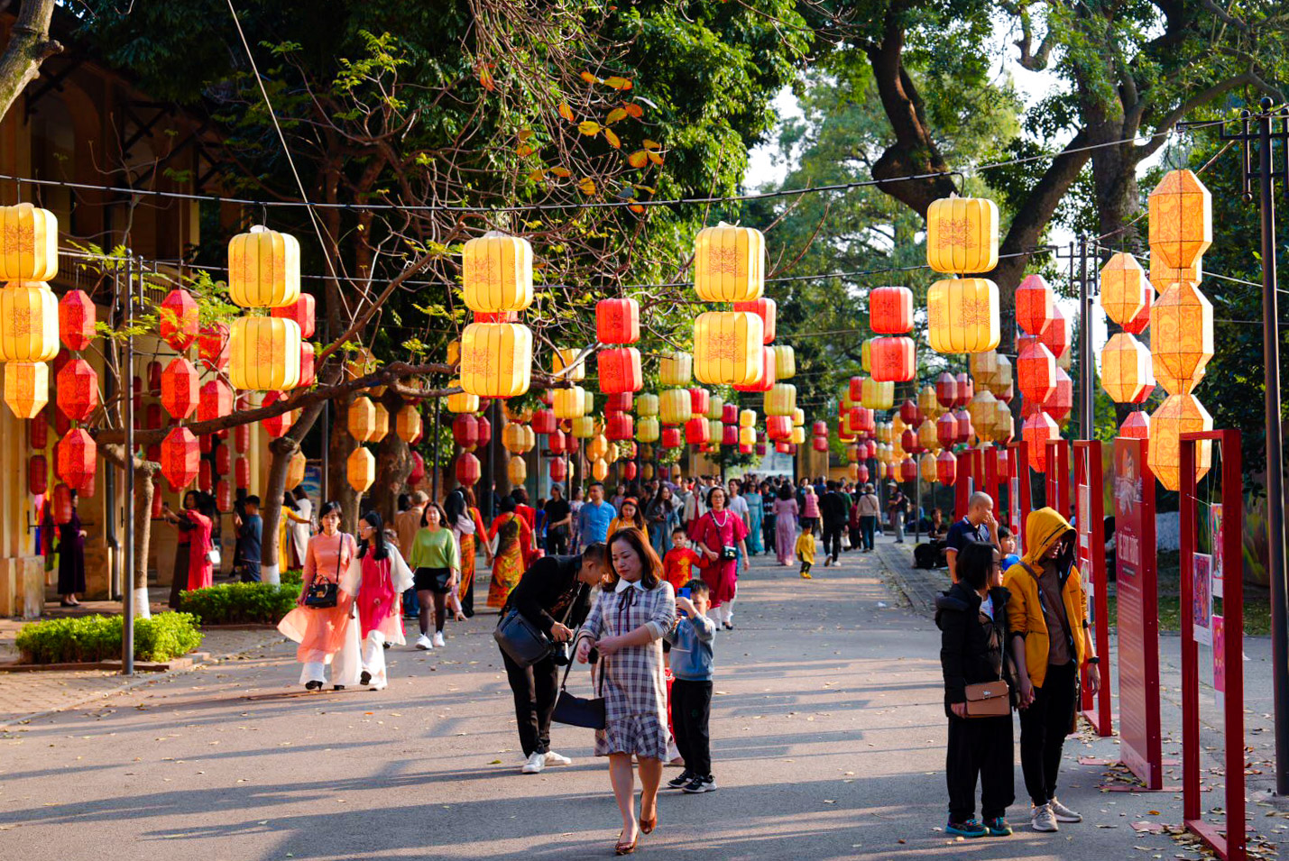 Hàng vạn người du xuân tại Hoàng thành Thăng Long- Ảnh 12. Hàng vạn người du xuân tại Hoàng thành Thăng Long- Ảnh 12.
