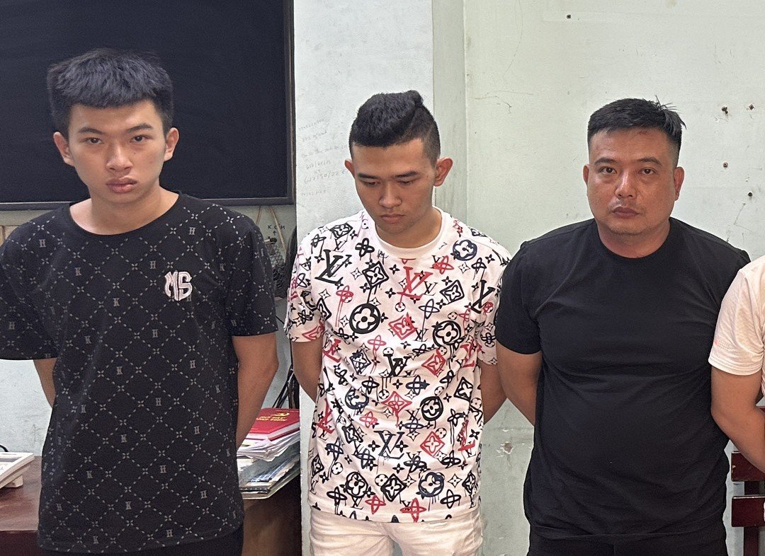 Tạm giữ nhóm người chửi bới, ngăn công an xử lý vi phạm nồng độ cồn- Ảnh 2. Tạm giữ nhóm người chửi bới, ngăn công an xử lý vi phạm nồng độ cồn- Ảnh 2.