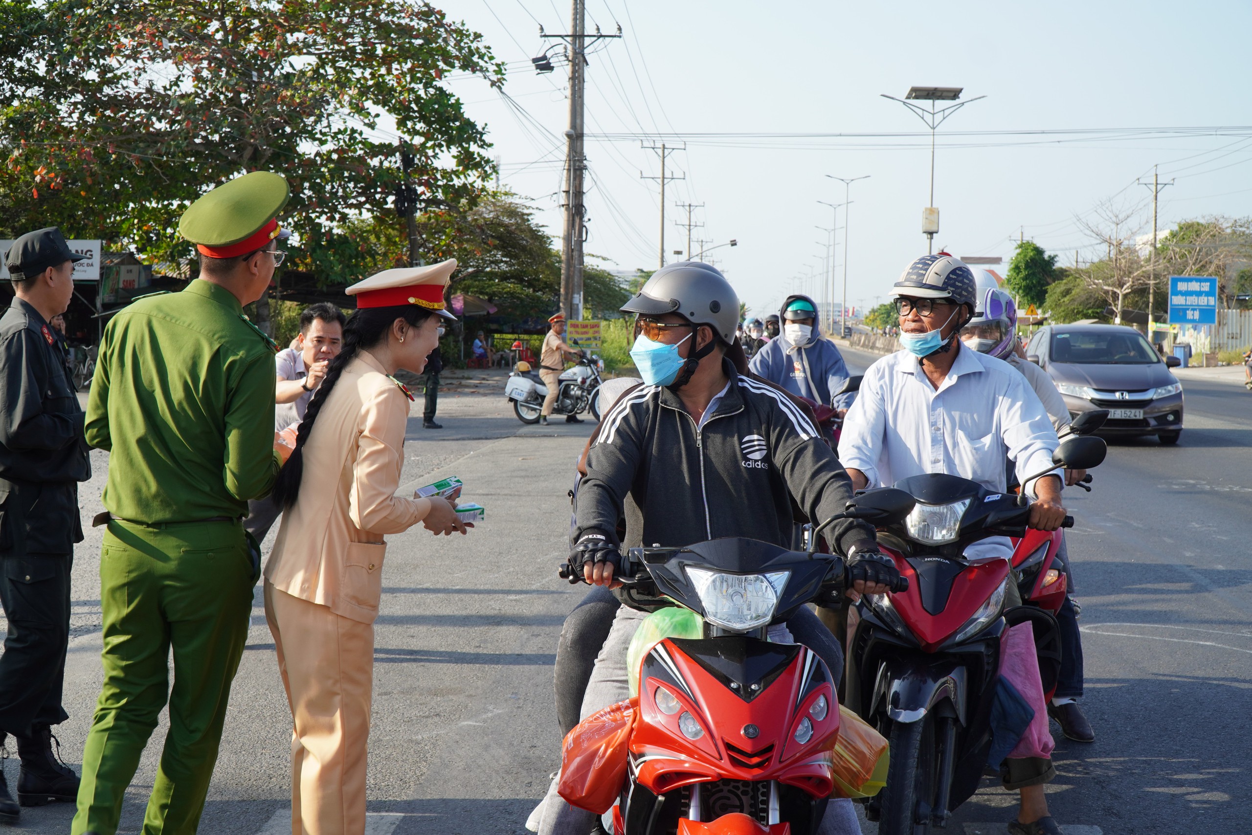 Người dân bất ngờ vì chốt kiểm soát giao thông thành điểm phát nước suối và sữa- Ảnh 2. Người dân bất ngờ vì chốt kiểm soát giao thông thành điểm phát nước suối và sữa- Ảnh 2.