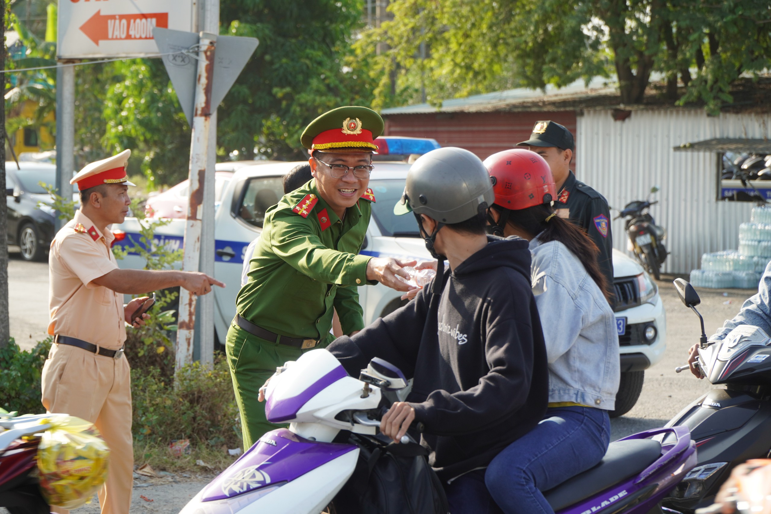 Người dân bất ngờ vì chốt kiểm soát giao thông thành điểm phát nước suối và sữa- Ảnh 3. Người dân bất ngờ vì chốt kiểm soát giao thông thành điểm phát nước suối và sữa- Ảnh 3.