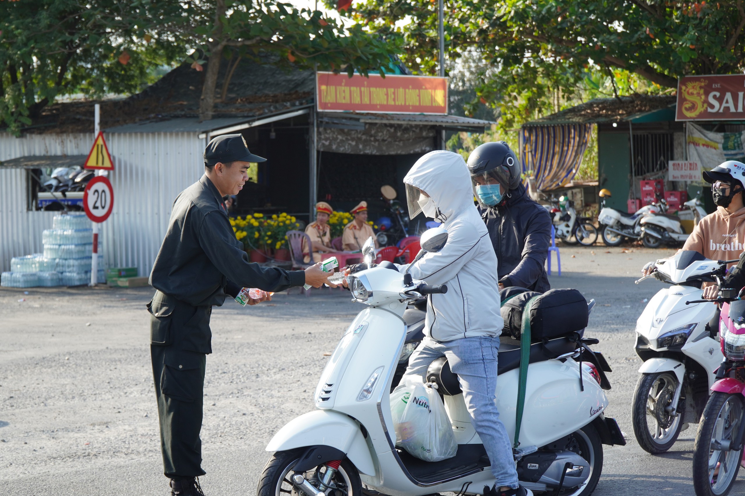 Người dân bất ngờ vì chốt kiểm soát giao thông thành điểm phát nước suối và sữa- Ảnh 4. Người dân bất ngờ vì chốt kiểm soát giao thông thành điểm phát nước suối và sữa- Ảnh 4.