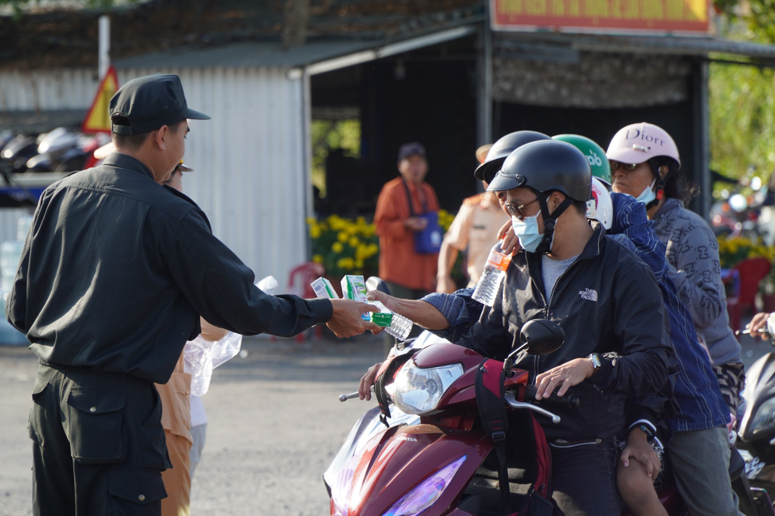Người dân bất ngờ vì chốt kiểm soát giao thông thành điểm phát nước suối và sữa- Ảnh 5. Người dân bất ngờ vì chốt kiểm soát giao thông thành điểm phát nước suối và sữa- Ảnh 5.
