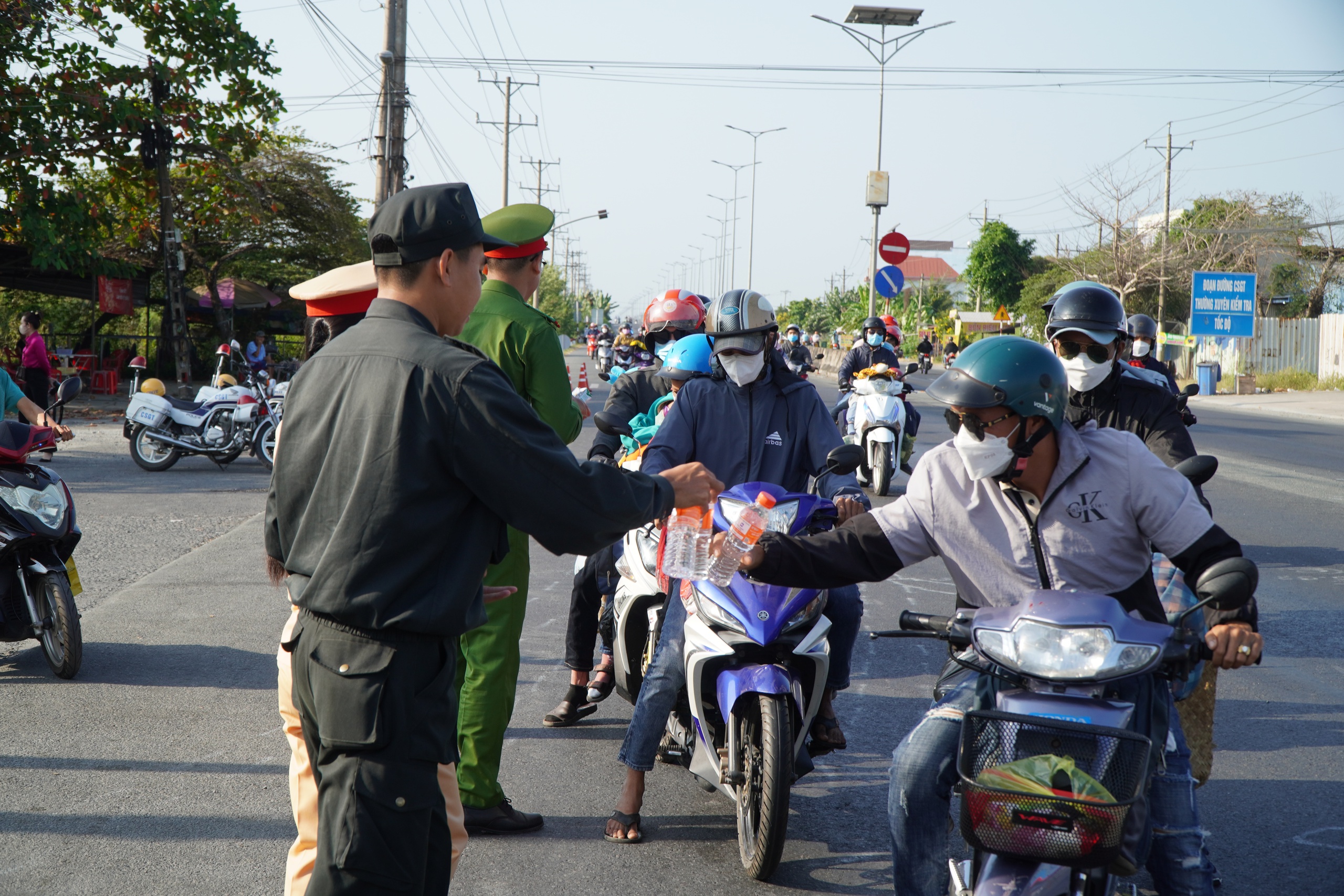 Người dân bất ngờ vì chốt kiểm soát giao thông thành điểm phát nước suối và sữa- Ảnh 6. Người dân bất ngờ vì chốt kiểm soát giao thông thành điểm phát nước suối và sữa- Ảnh 6.