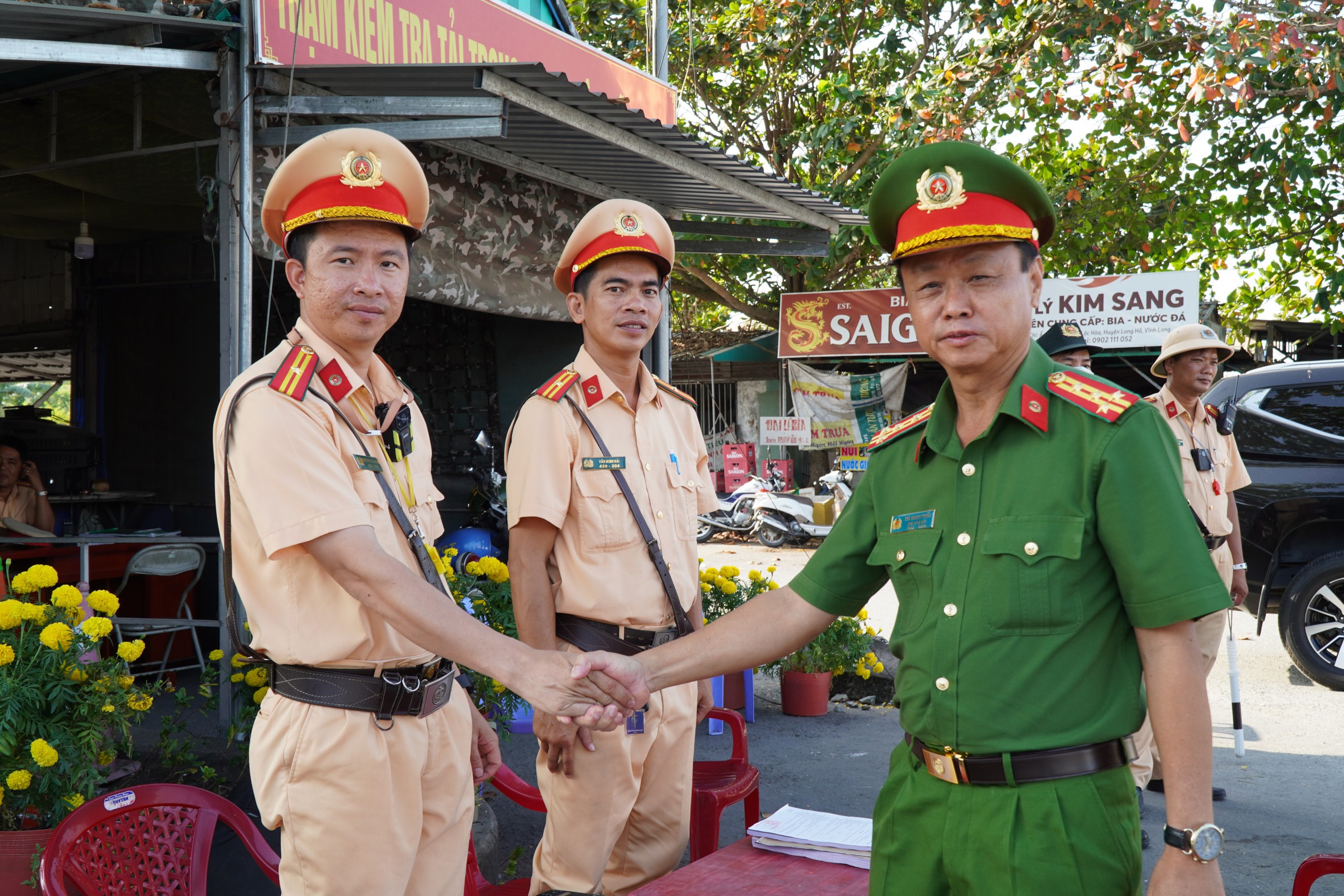 Người dân bất ngờ vì chốt kiểm soát giao thông thành điểm phát nước suối và sữa- Ảnh 7. Người dân bất ngờ vì chốt kiểm soát giao thông thành điểm phát nước suối và sữa- Ảnh 7.