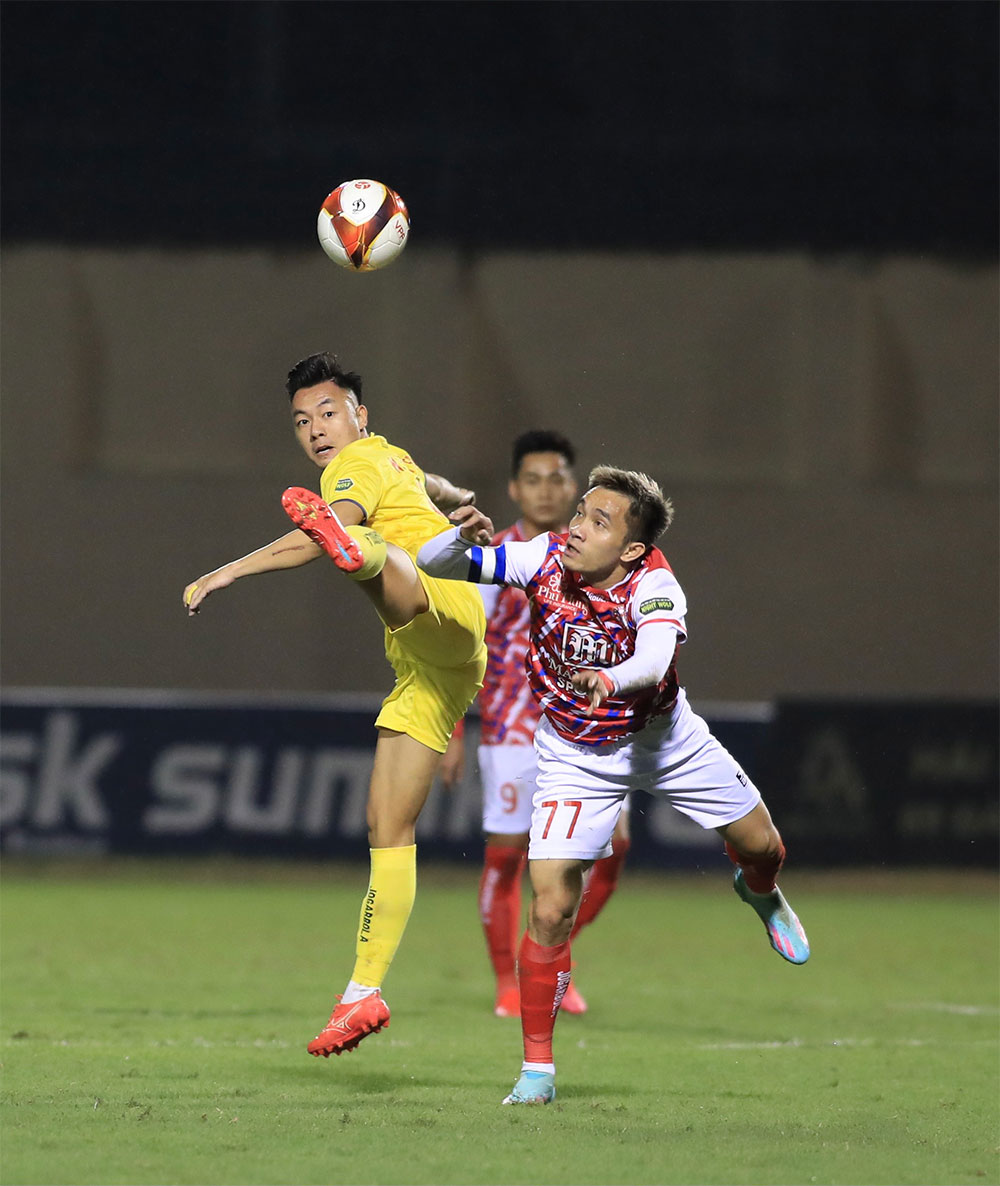 5 vòng cuối lượt đi V-League: Đội bóng nào sẽ lật đổ Nam Định?- Ảnh 2. 5 vòng cuối lượt đi V-League: Đội bóng nào sẽ lật đổ Nam Định?- Ảnh 2.