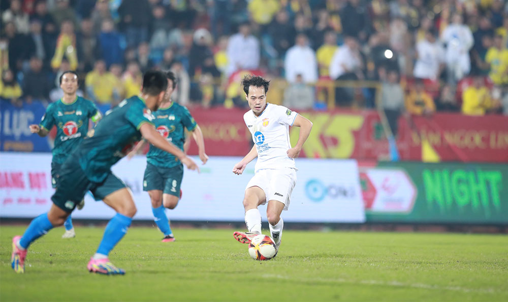 5 vòng cuối lượt đi V-League: Đội bóng nào sẽ lật đổ Nam Định?- Ảnh 3. 5 vòng cuối lượt đi V-League: Đội bóng nào sẽ lật đổ Nam Định?- Ảnh 3.