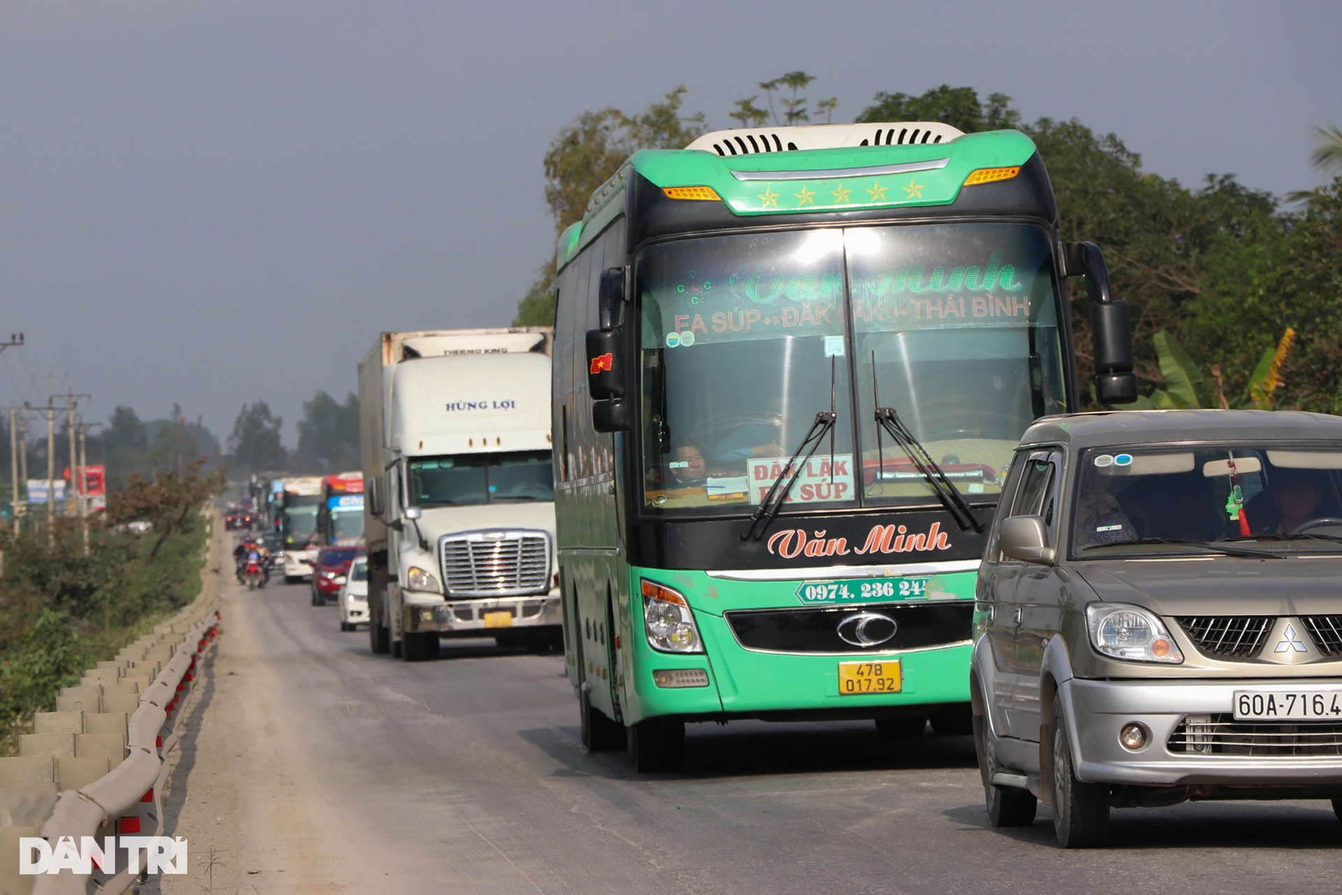 Người lao động đội nắng, vạ vật chờ xe rời quê sau Tết - 2 Người lao động đội nắng, vạ vật chờ xe rời quê sau Tết - 2