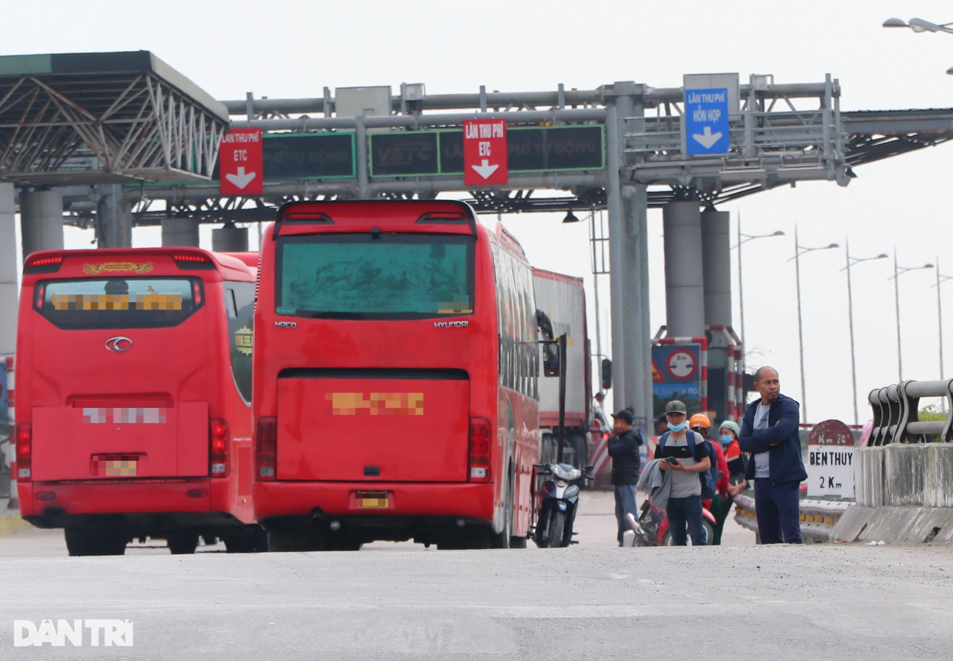 Người lao động đội nắng, vạ vật chờ xe rời quê sau Tết - 12 Người lao động đội nắng, vạ vật chờ xe rời quê sau Tết - 12