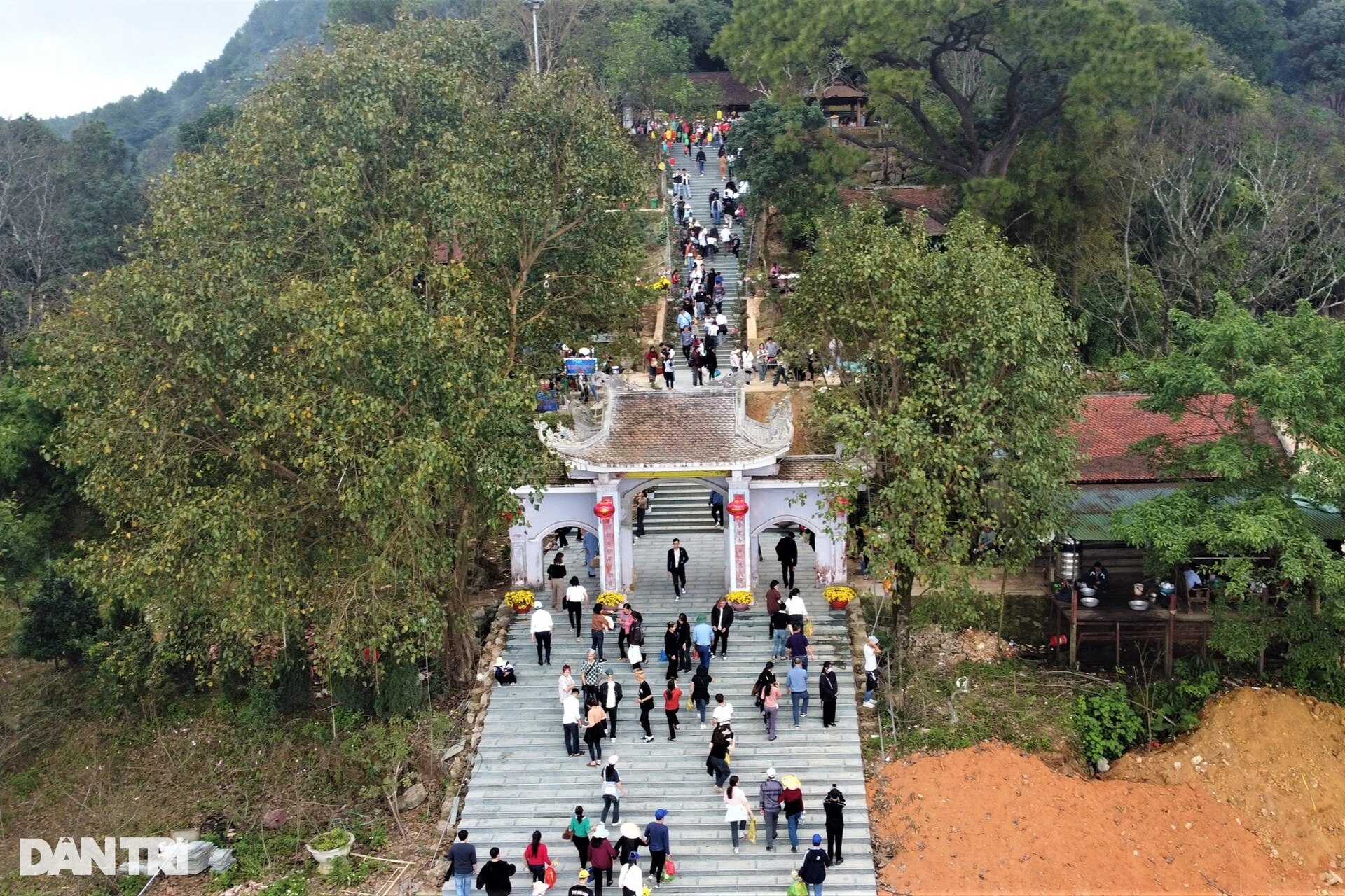 Chen chân đổ dầu gió xoa tượng hổ mong chữa bách bệnh ở chùa Hương Tích - 9