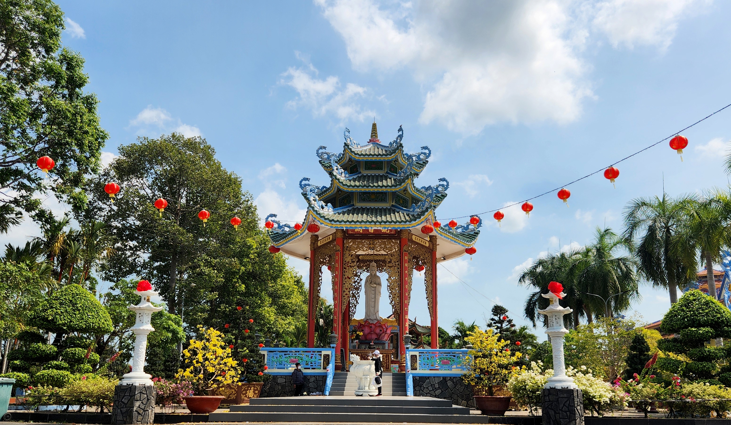 Ngôi chùa có “9 con rồng uốn lượn trên mặt nước” ở Châu Đốc - Ảnh 8. Ngôi chùa có “9 con rồng uốn lượn trên mặt nước” ở Châu Đốc - Ảnh 8.