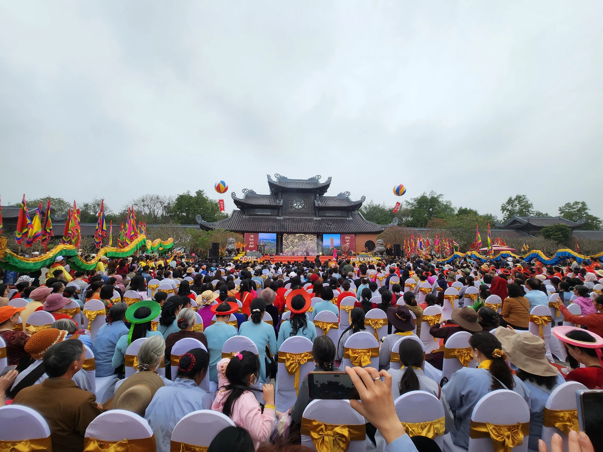 7 ngày Tết, Thanh Hóa và Ninh Bình thu hơn 1.400 tỷ đồng từ du lịch- Ảnh 4. 7 ngày Tết, Thanh Hóa và Ninh Bình thu hơn 1.400 tỷ đồng từ du lịch- Ảnh 4.
