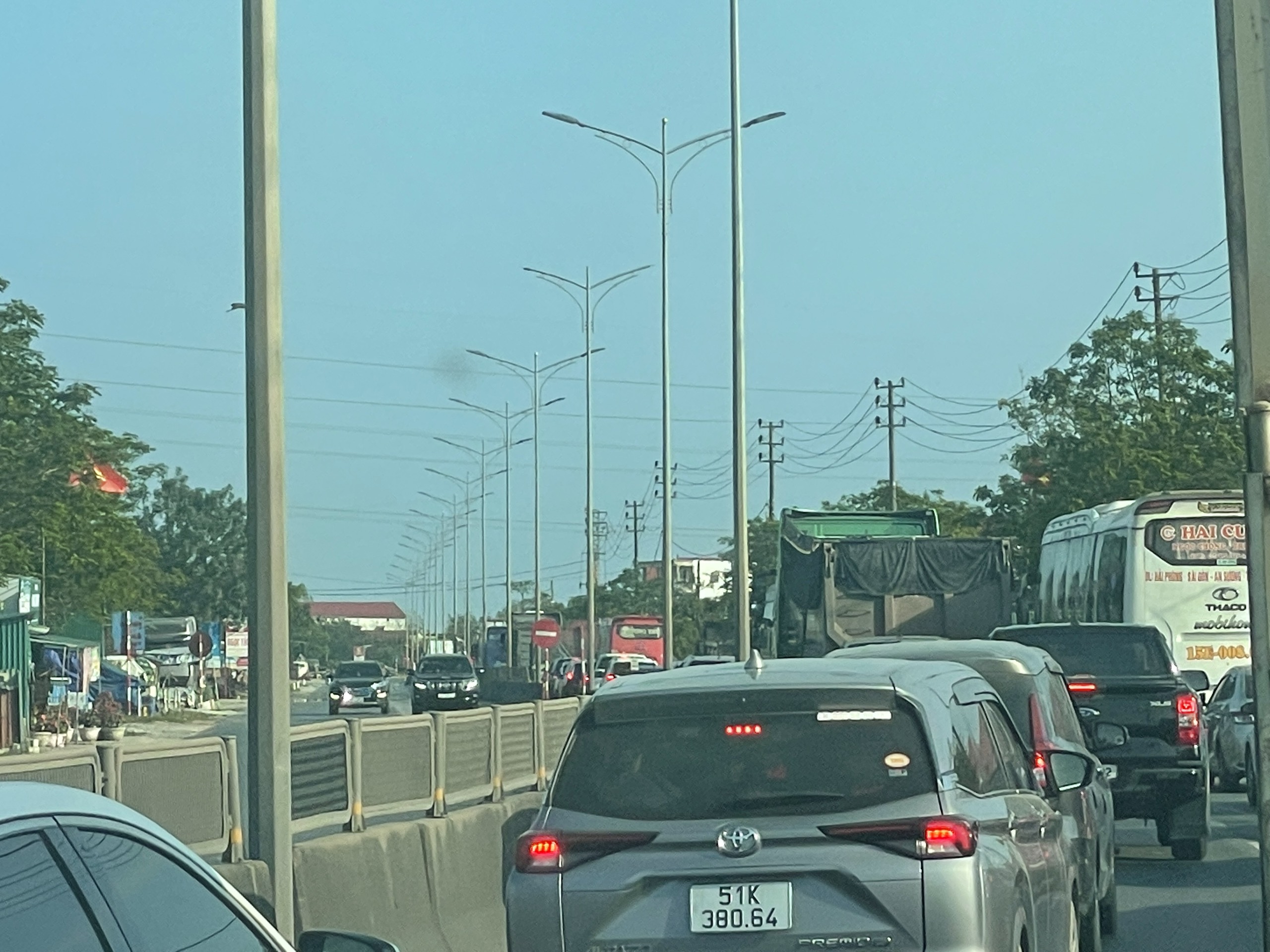 Quảng Bình: Ùn tắc khu vực cầu Gianh, đi 5 km mất hơn 1 giờ đồng hồ- Ảnh 3. Quảng Bình: Ùn tắc khu vực cầu Gianh, đi 5 km mất hơn 1 giờ đồng hồ- Ảnh 3.