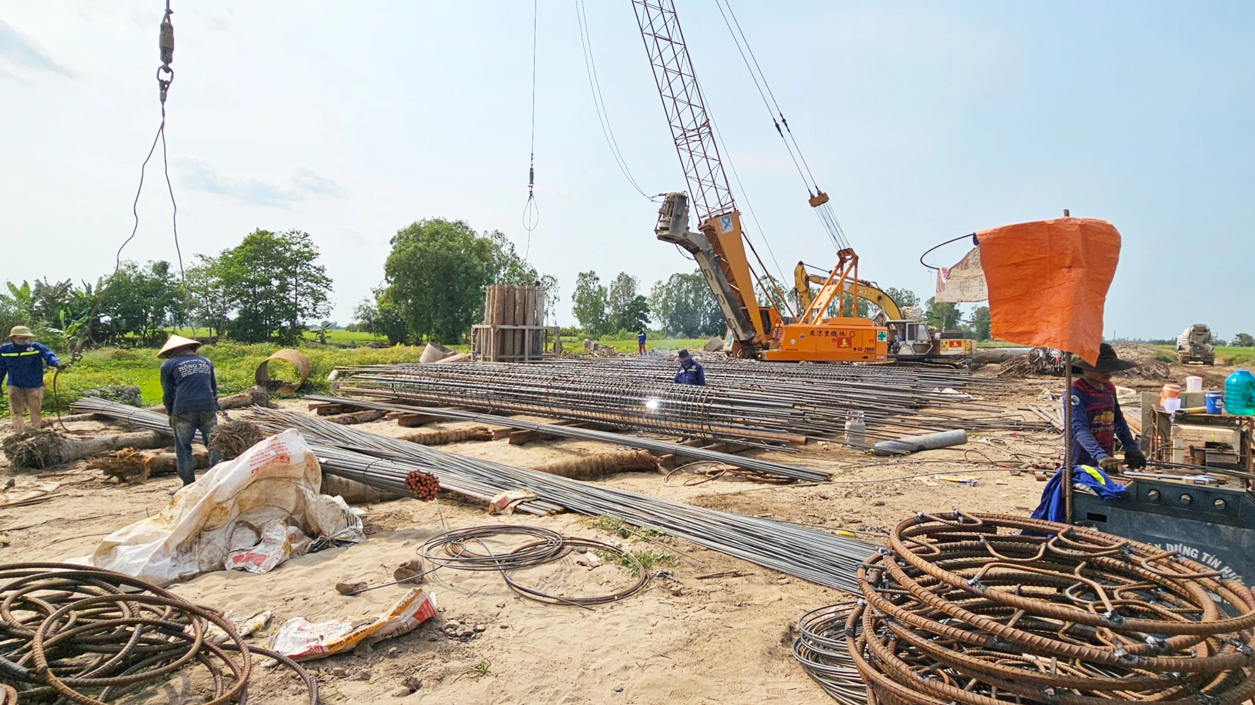 Công trường cao tốc Châu Đốc - Cần Thơ - Sóc Trăng nhộn nhịp sau kỳ nghỉ Tết- Ảnh 3. Công trường cao tốc Châu Đốc - Cần Thơ - Sóc Trăng nhộn nhịp sau kỳ nghỉ Tết- Ảnh 3.