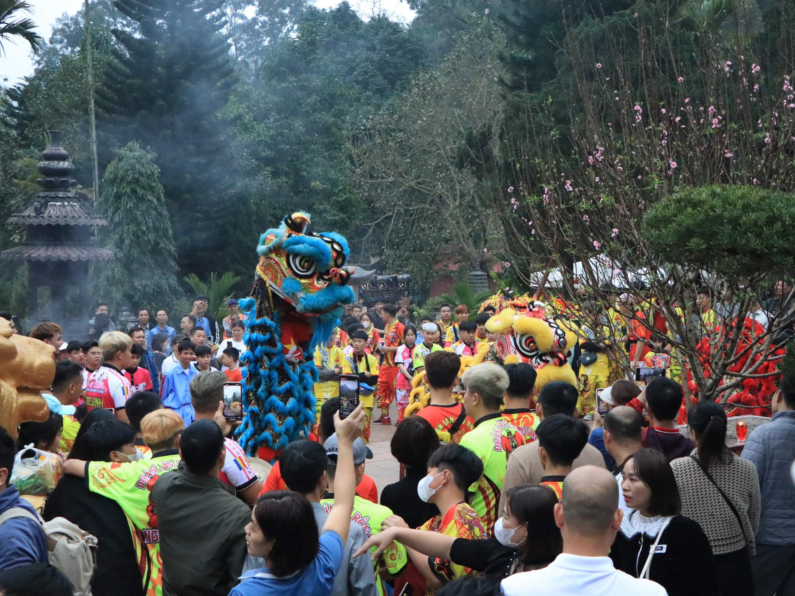 Hàng ngàn người đội mưa khai hội chùa Hương- Ảnh 3.
