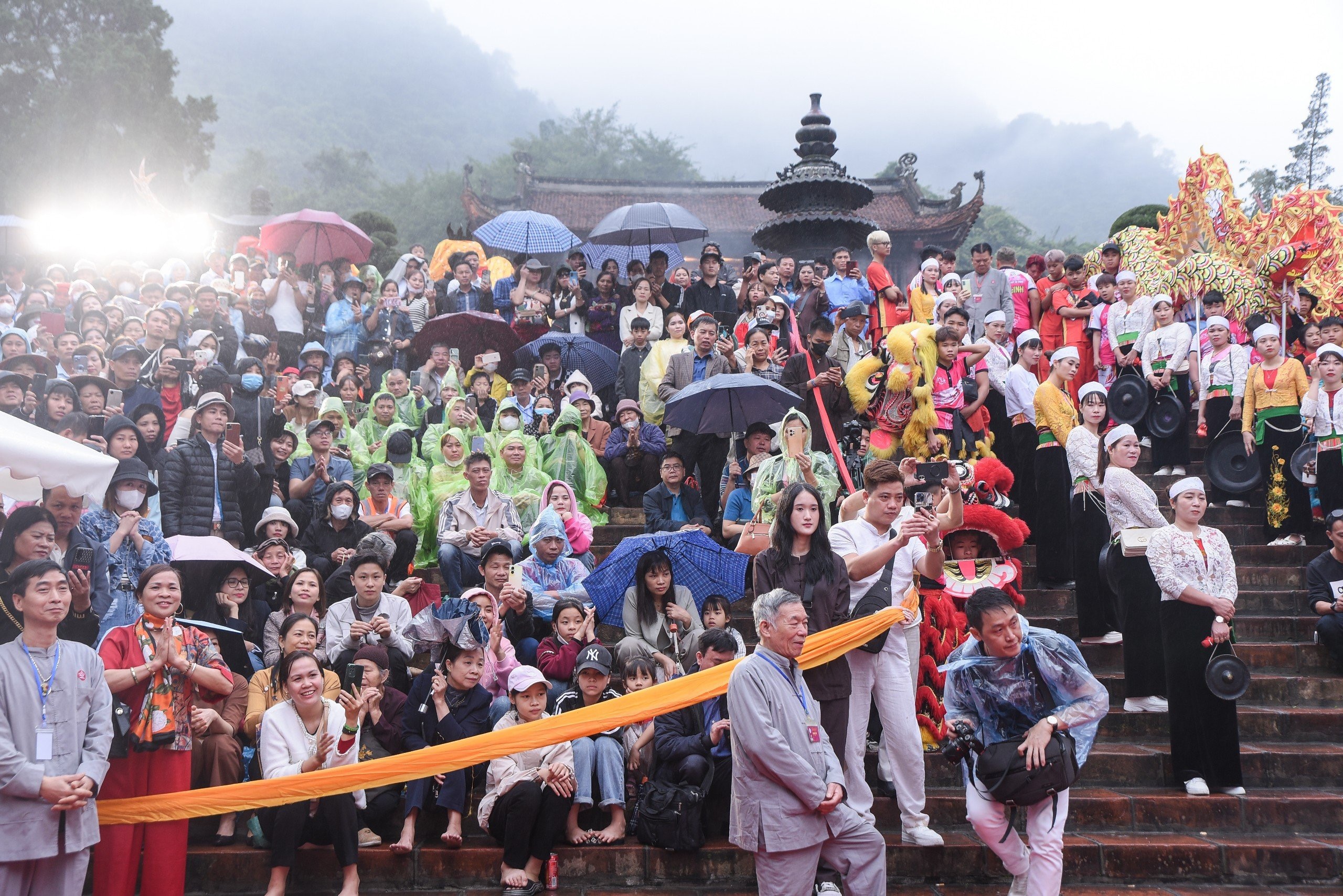 Hàng ngàn người đội mưa khai hội chùa Hương- Ảnh 10.