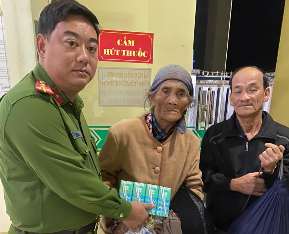 Thông tin bất ngờ về 'cụ bà đi lạc 15 năm tìm được người thân'- Ảnh 2. Thông tin bất ngờ về 'cụ bà đi lạc 15 năm tìm được người thân'- Ảnh 2.