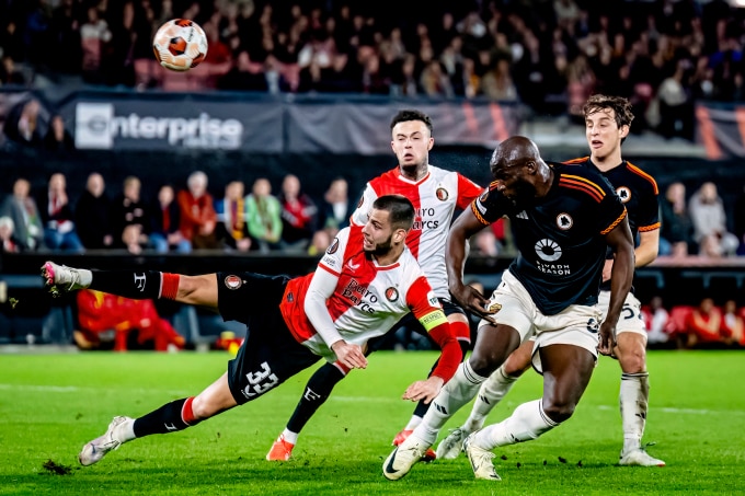 Tiền đạo Roma Romelu Lukaku đánh đầu gỡ hòa 1-1 trong trận lượt đi vòng play-off Europa League trên sân De Kuip của Feyenoord ngày 15/2. Ảnh: AFP