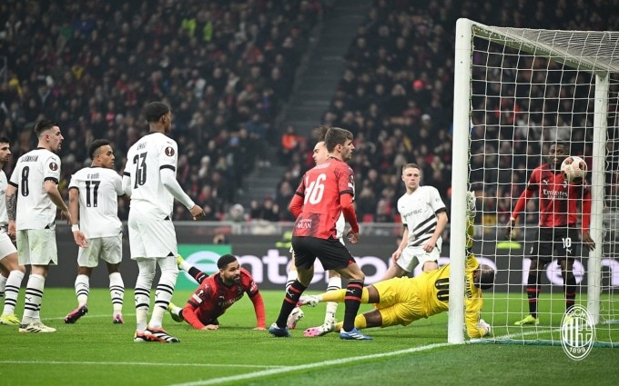 Tiền vệ Loftus-Cheek đánh đầu ghi bàn nâng tỷ số lên 2-0 cho Milan trong trận thắng Rennes 3-0 ở lượt đi vòng play-off trên sân San Siro ngày 15/2. Ảnh: acmilan.com
