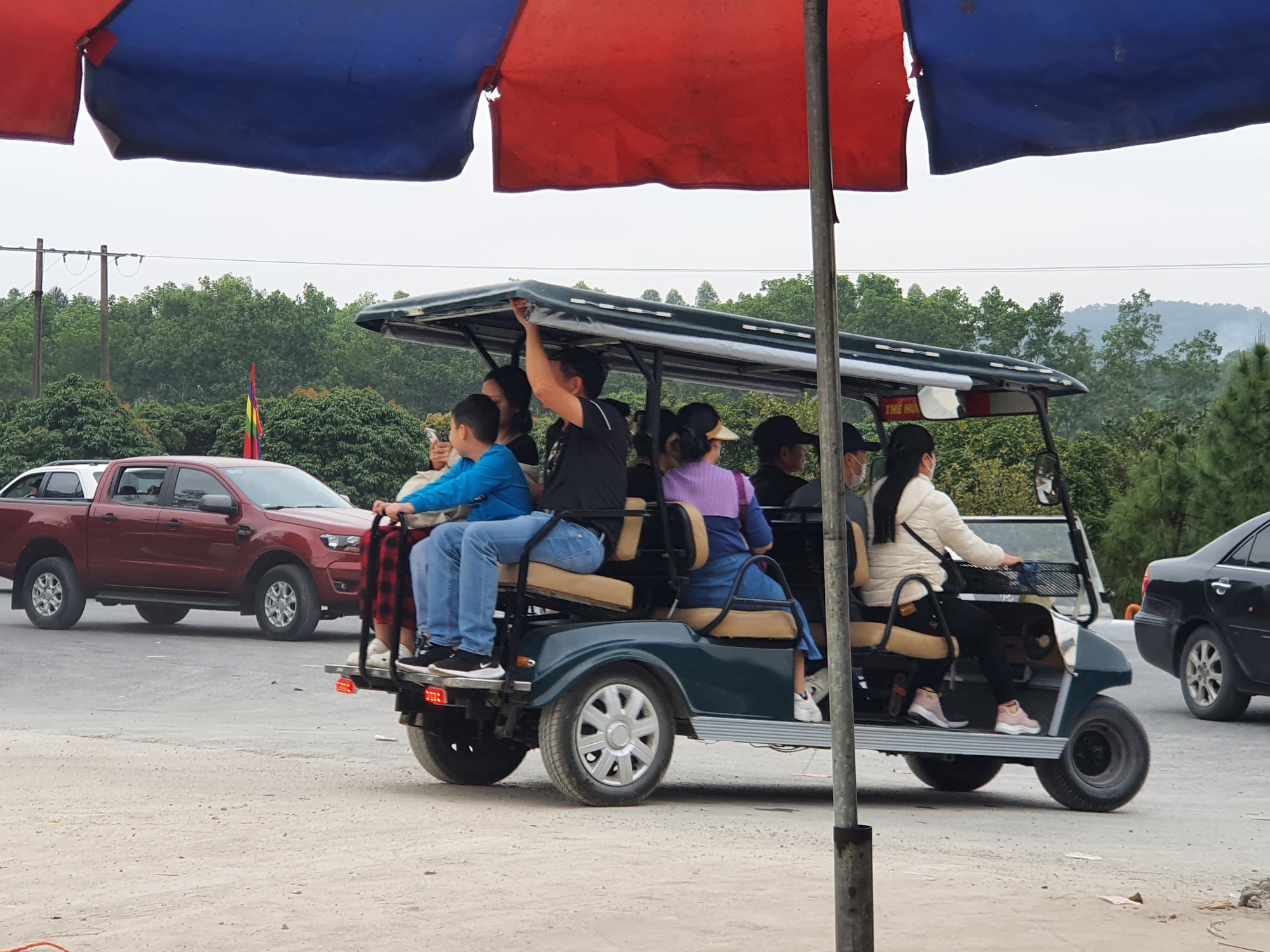 Chấn chỉnh việc xe điện hoạt động trái phép tại khu di tích Côn Sơn - Kiếp Bạc- Ảnh 2. Chấn chỉnh việc xe điện hoạt động trái phép tại khu di tích Côn Sơn - Kiếp Bạc- Ảnh 2.