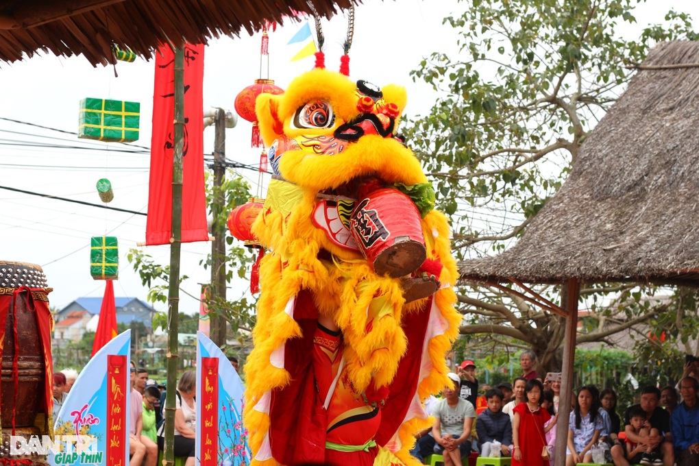Khách Tây trải nghiệm tưới nước, trồng cây ở làng rau hơn 500 tuổi - 2 Khách Tây trải nghiệm tưới nước, trồng cây ở làng rau hơn 500 tuổi - 2