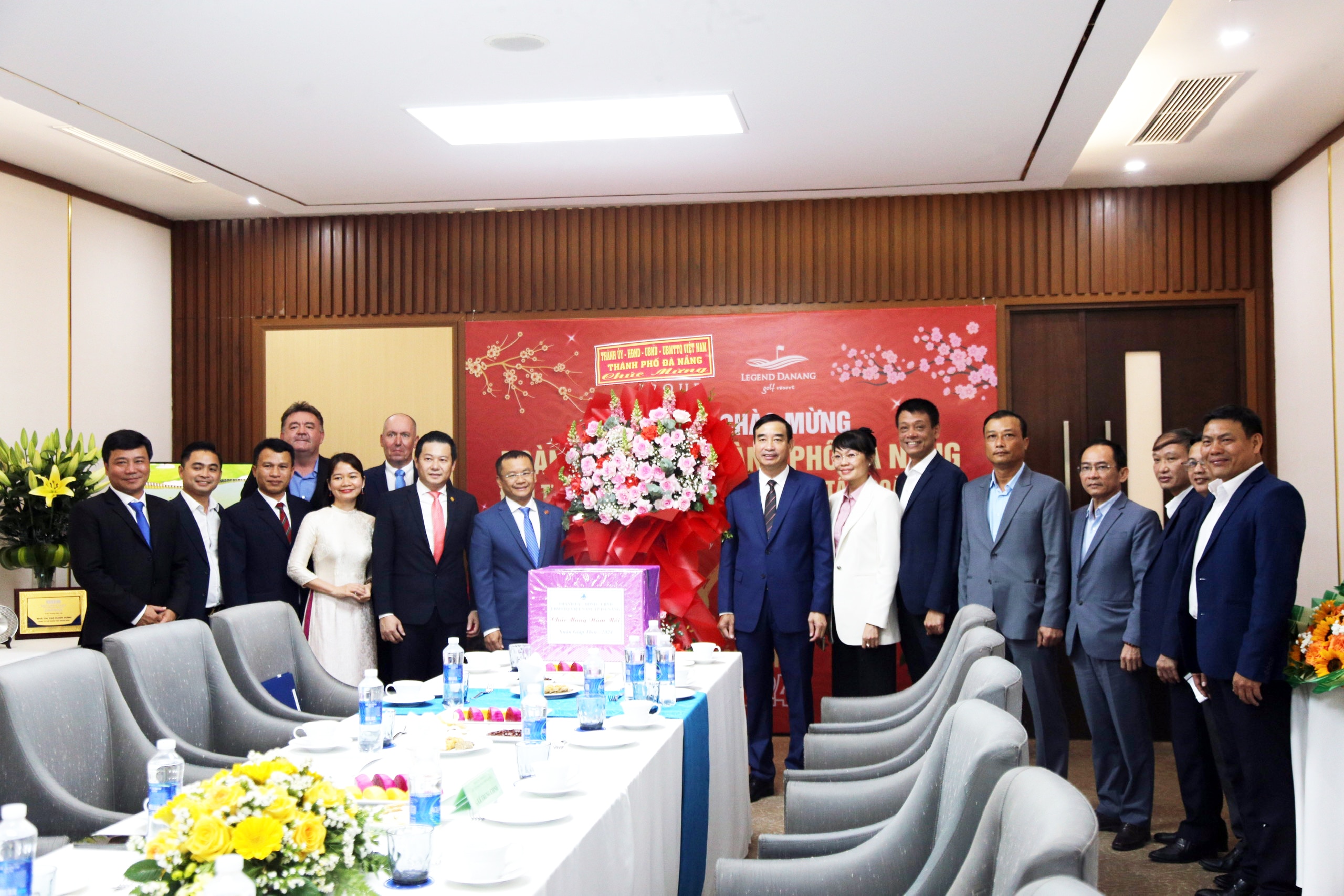 Chủ tịch Đà Nẵng thăm các doanh nghiệp dịch vụ, du lịch đầu năm- Ảnh 2.
