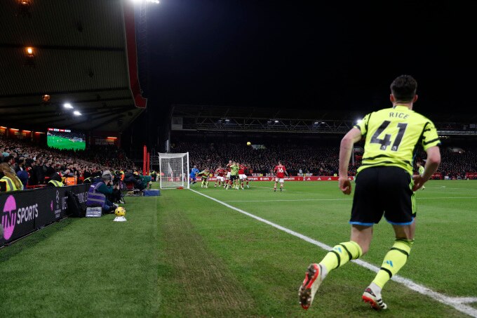 Declan Rice đá phạt góc trong trận Arsenal hạ chủ nhà Nottingham Forest 2-1 ở vòng 22 Ngoại hạng Anh trên sân City Ground ngày 22/1. Ảnh: Reuters