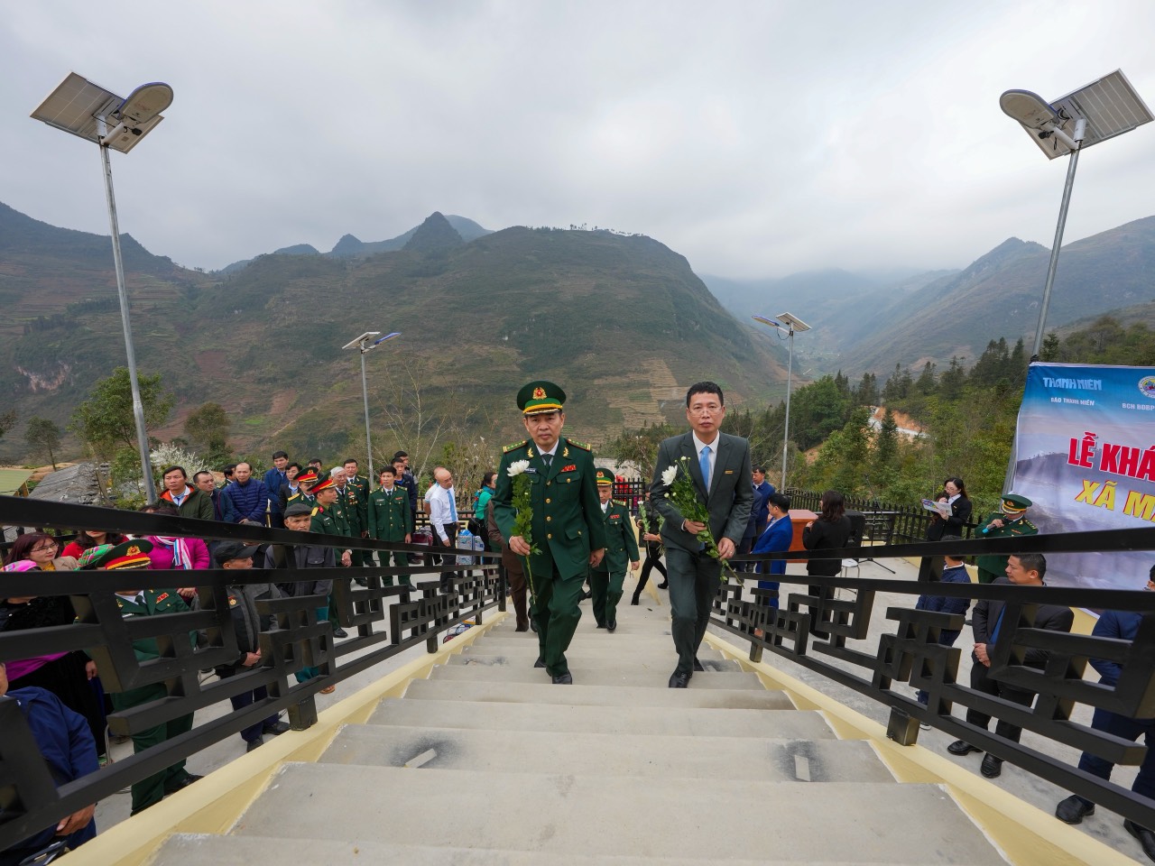Xúc động giây phút khánh thành Nhà bia ghi danh 33 liệt sĩ Đồng Văn- Ảnh 3. Xúc động giây phút khánh thành Nhà bia ghi danh 33 liệt sĩ Đồng Văn- Ảnh 3.