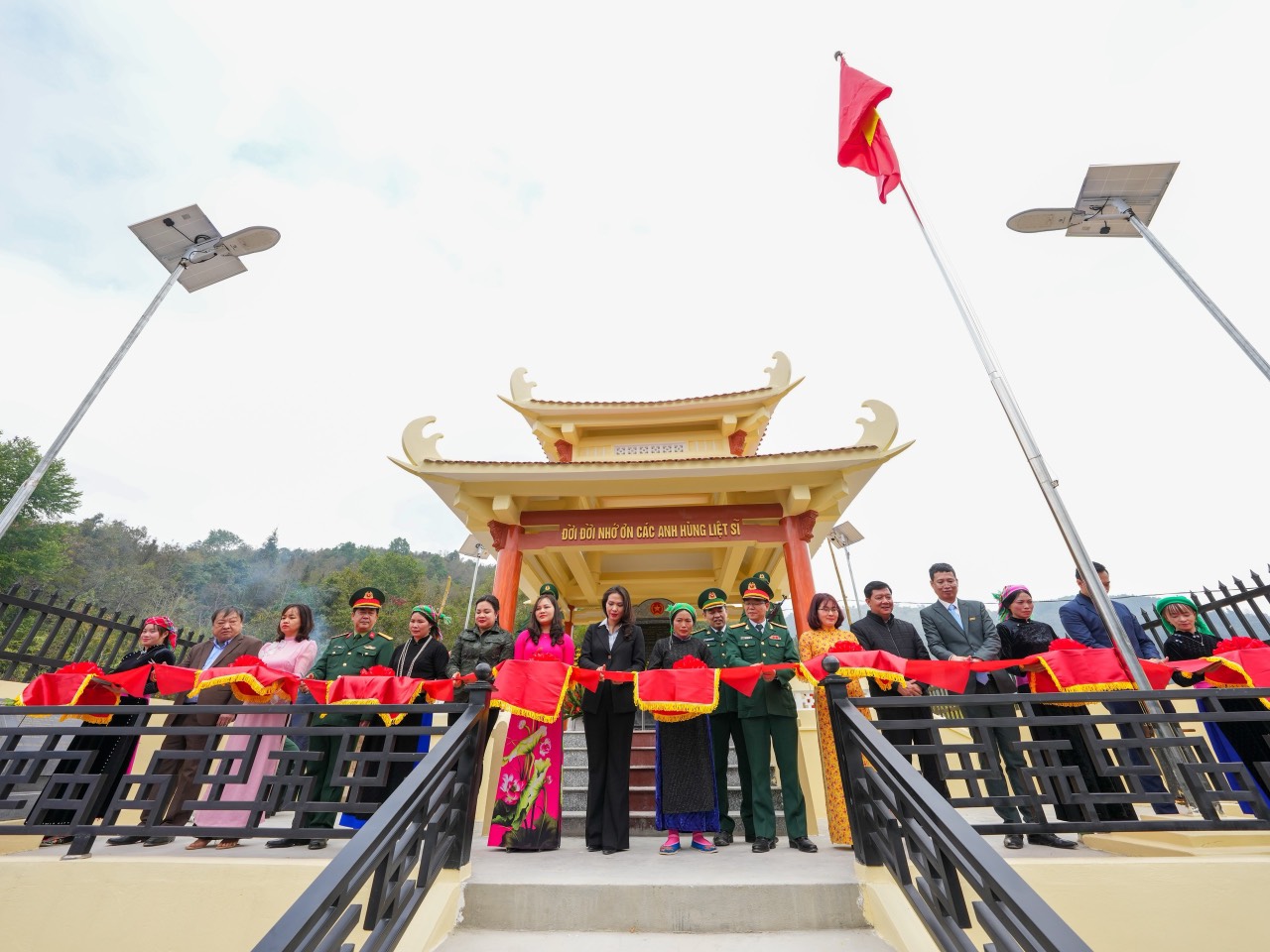 Xúc động giây phút khánh thành Nhà bia ghi danh 33 liệt sĩ Đồng Văn- Ảnh 2. Xúc động giây phút khánh thành Nhà bia ghi danh 33 liệt sĩ Đồng Văn- Ảnh 2.