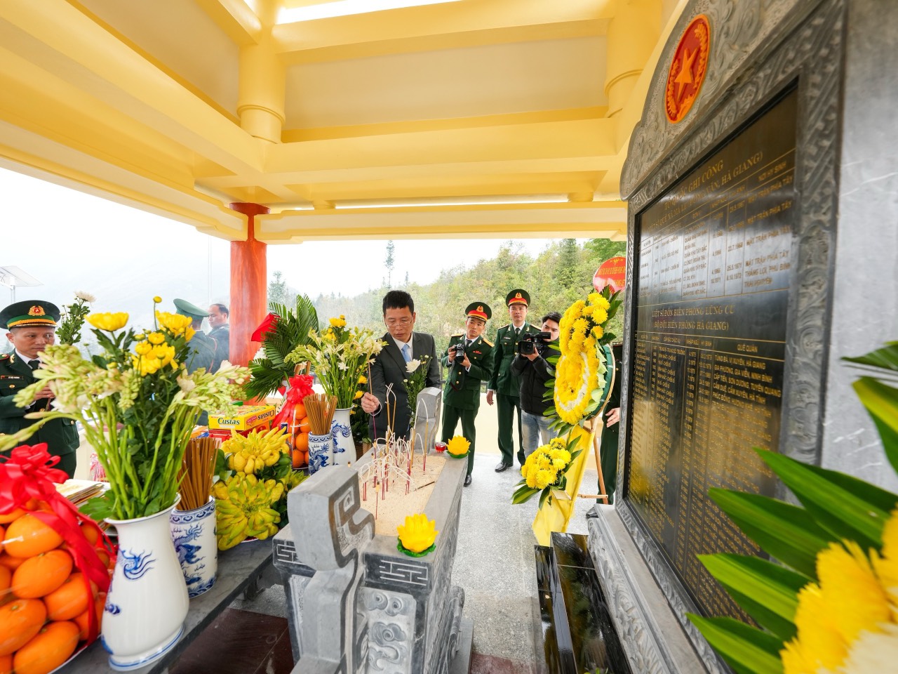 Xúc động giây phút khánh thành Nhà bia ghi danh 33 liệt sĩ Đồng Văn- Ảnh 4. Xúc động giây phút khánh thành Nhà bia ghi danh 33 liệt sĩ Đồng Văn- Ảnh 4.