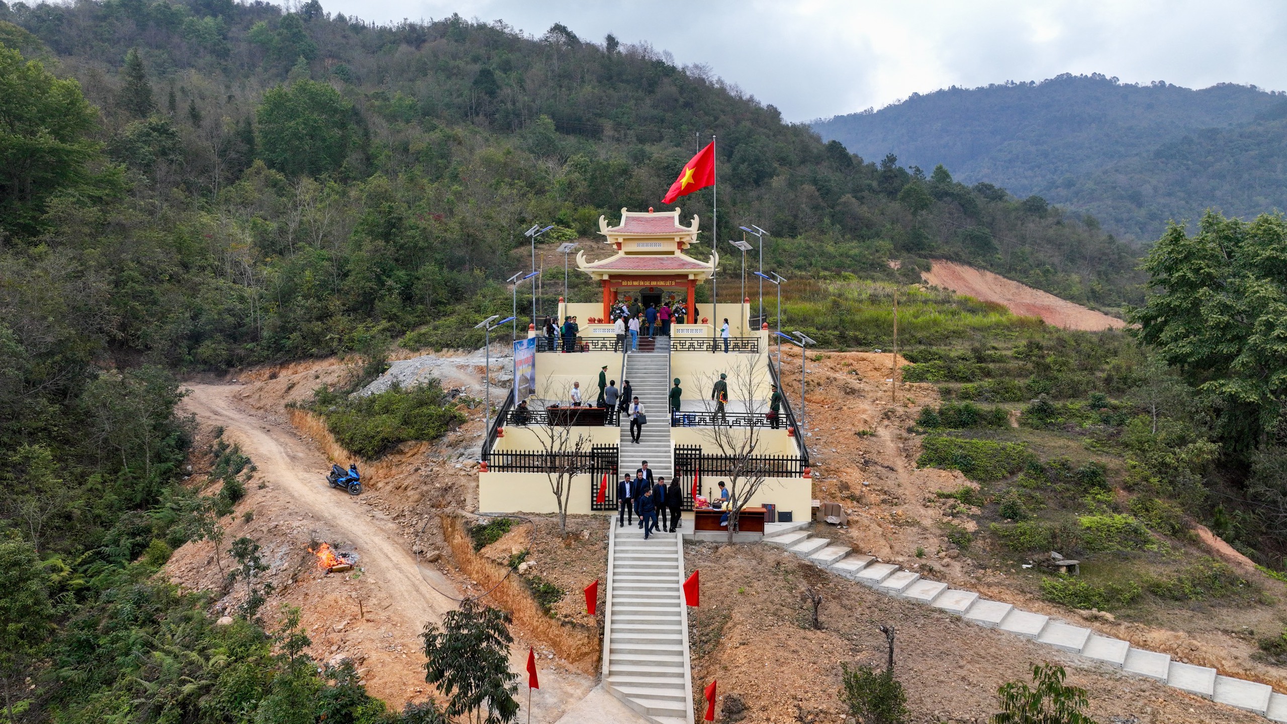 Xúc động giây phút khánh thành Nhà bia ghi danh 33 liệt sĩ Đồng Văn- Ảnh 6. Xúc động giây phút khánh thành Nhà bia ghi danh 33 liệt sĩ Đồng Văn- Ảnh 6.