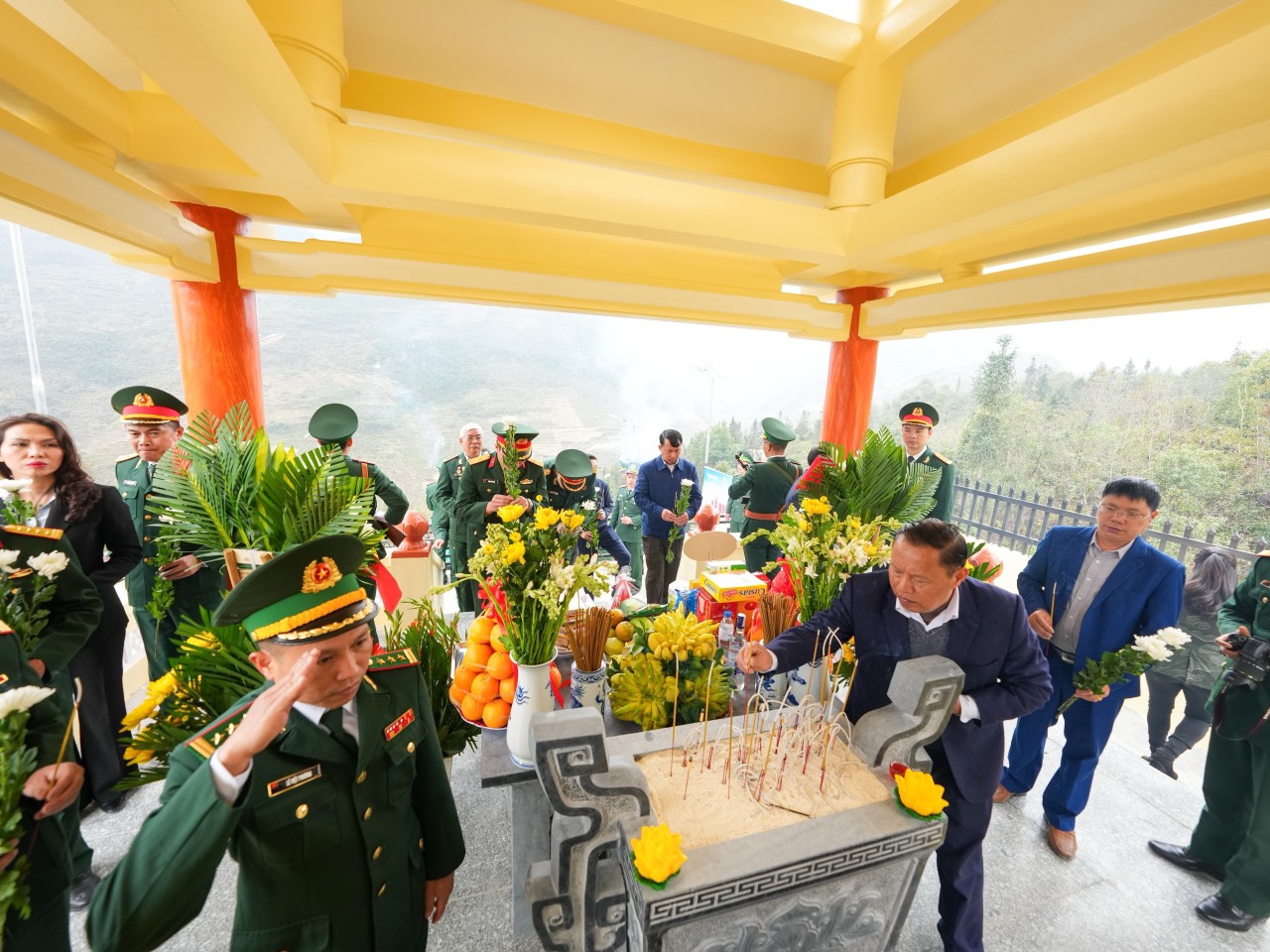 Xúc động giây phút khánh thành Nhà bia ghi danh 33 liệt sĩ Đồng Văn- Ảnh 7. Xúc động giây phút khánh thành Nhà bia ghi danh 33 liệt sĩ Đồng Văn- Ảnh 7.