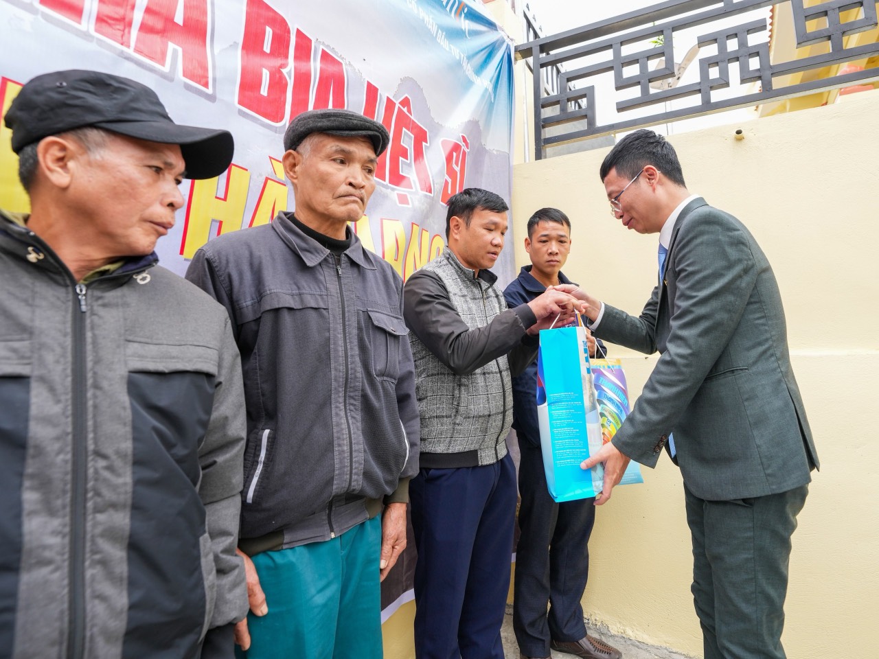 Xúc động giây phút khánh thành Nhà bia ghi danh 33 liệt sĩ Đồng Văn- Ảnh 9. Xúc động giây phút khánh thành Nhà bia ghi danh 33 liệt sĩ Đồng Văn- Ảnh 9.
