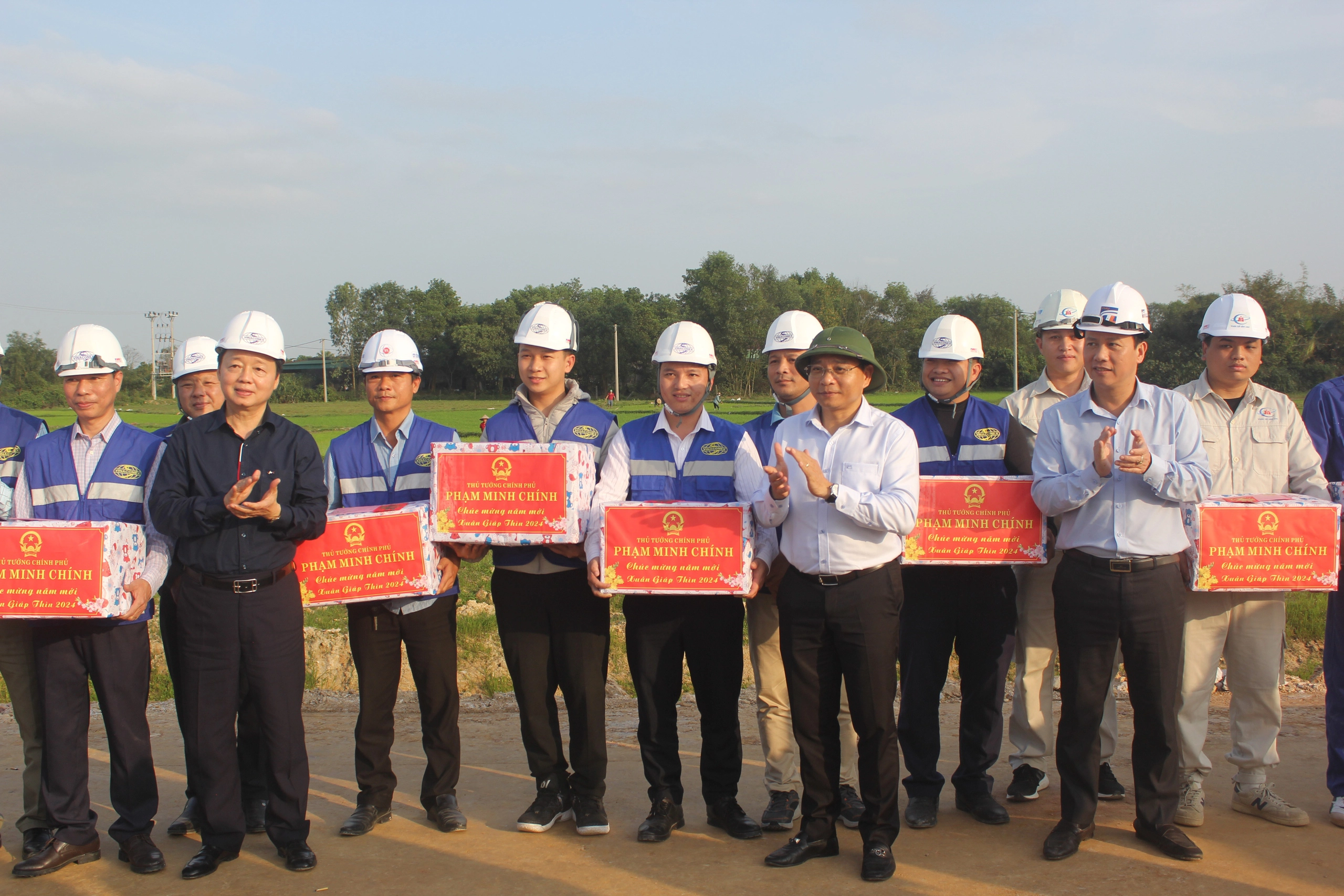 Phó thủ tướng: Rút ngắn thêm tiến độ để hoàn thành cao tốc qua Hà Tĩnh dịp 30/4- Ảnh 2. Phó thủ tướng: Rút ngắn thêm tiến độ để hoàn thành cao tốc qua Hà Tĩnh dịp 30/4- Ảnh 2.