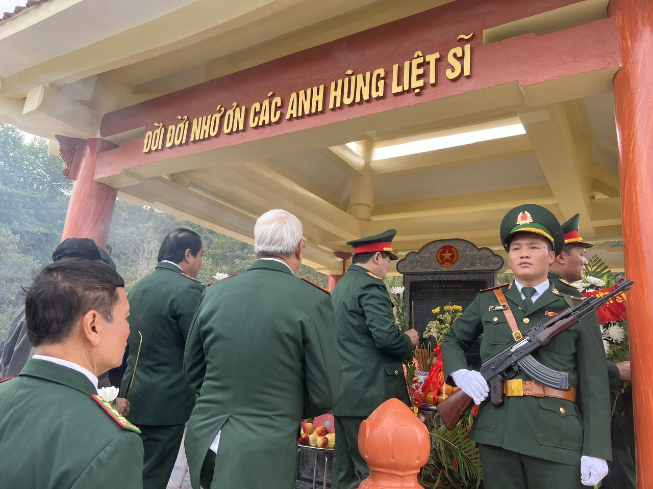 Dâng hương tưởng niệm liệt sĩ hy sinh trong cuộc chiến đấu bảo vệ biên giới phía bắc- Ảnh 5. Dâng hương tưởng niệm liệt sĩ hy sinh trong cuộc chiến đấu bảo vệ biên giới phía bắc- Ảnh 5.